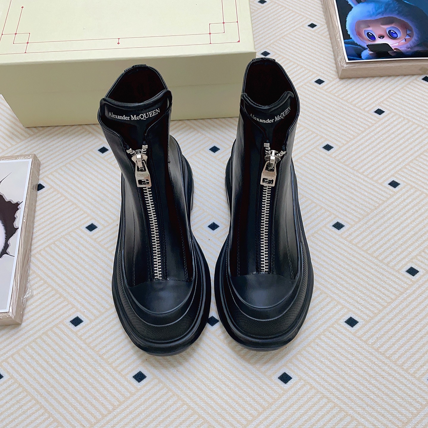 A Zipper-style thick-soled ankle boots