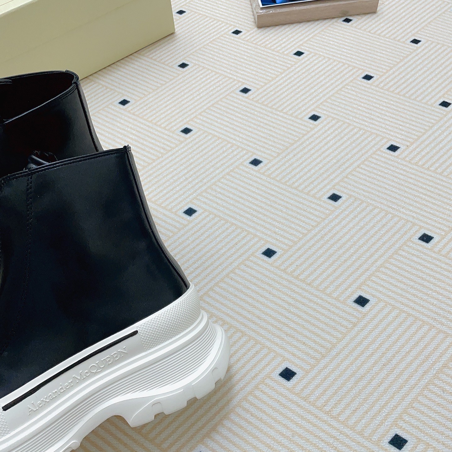 A Zipper-style thick-soled ankle boots