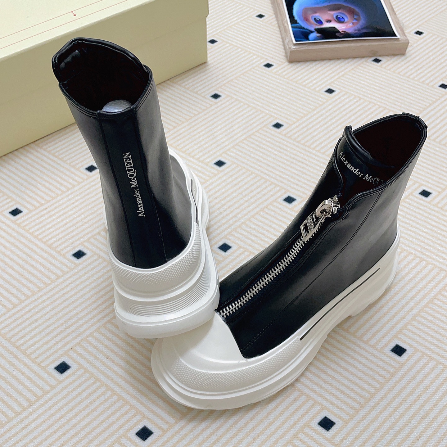 A Zipper-style thick-soled ankle boots