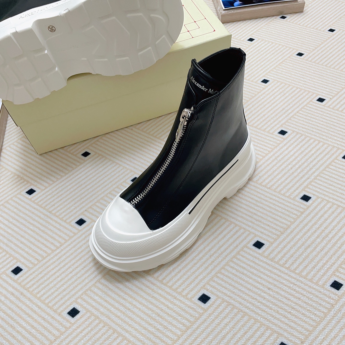 A Zipper-style thick-soled ankle boots