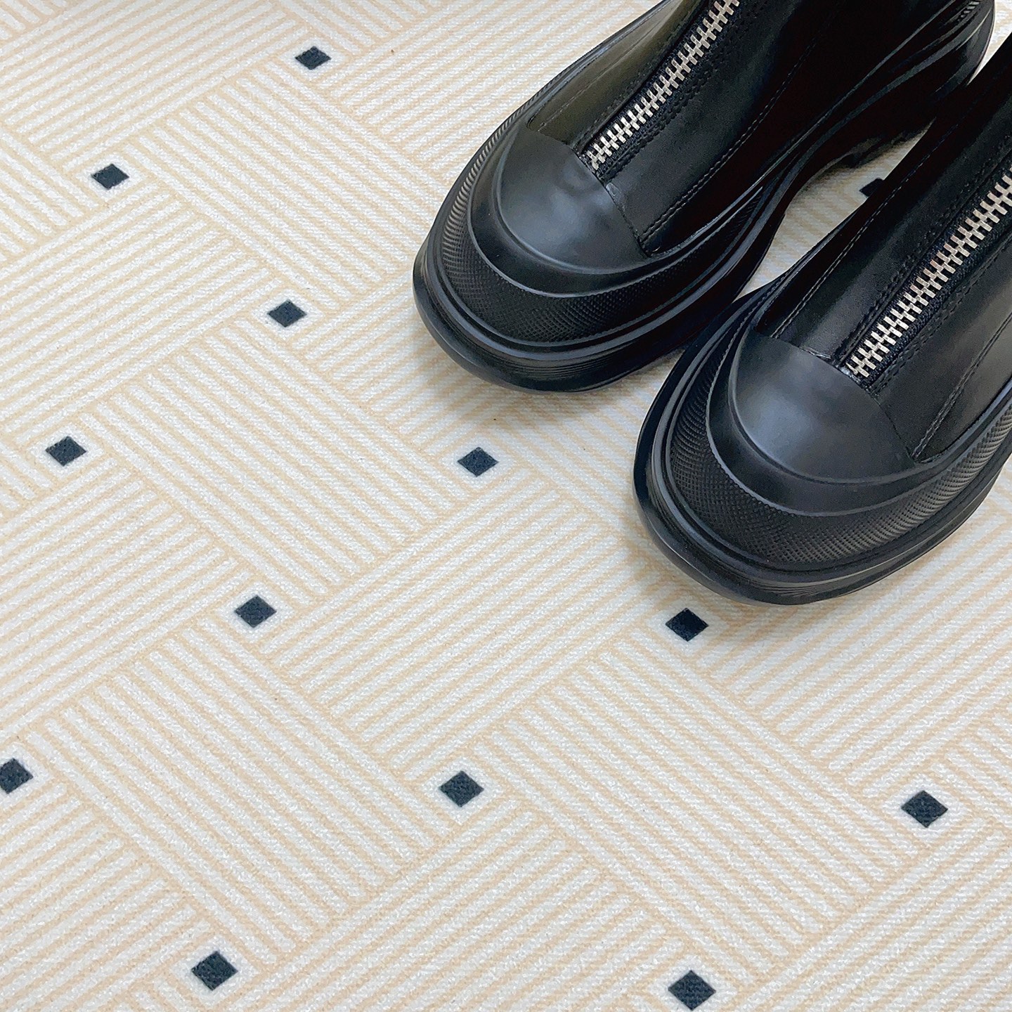 A Zipper-style thick-soled ankle boots