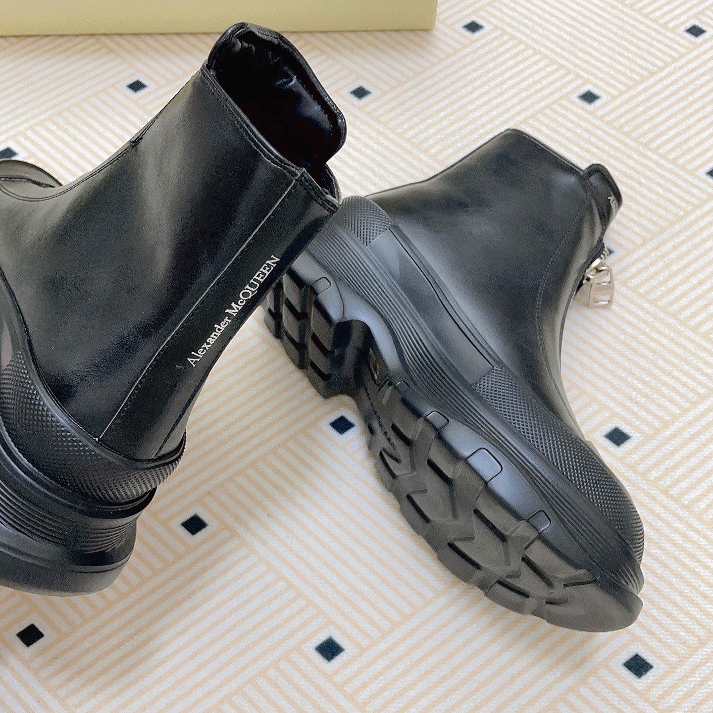 A Zipper-style thick-soled ankle boots