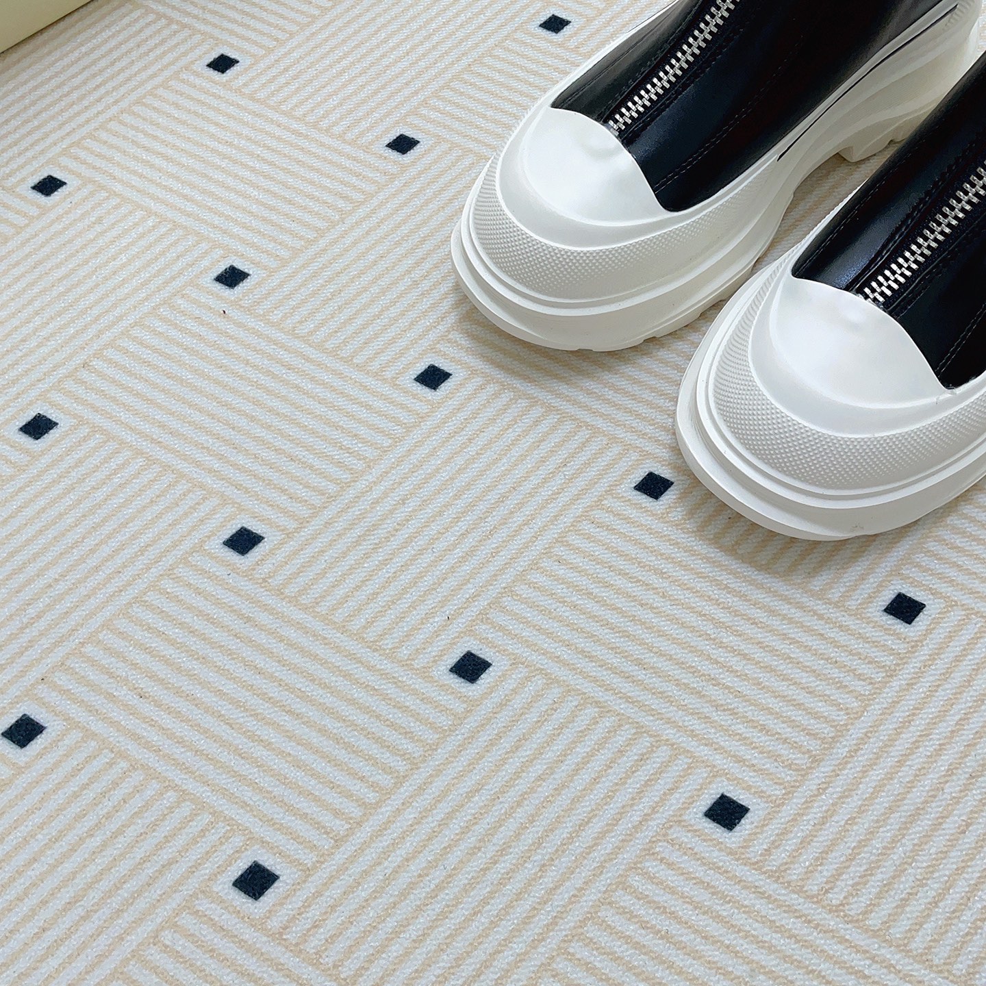 A Zipper-style thick-soled ankle boots