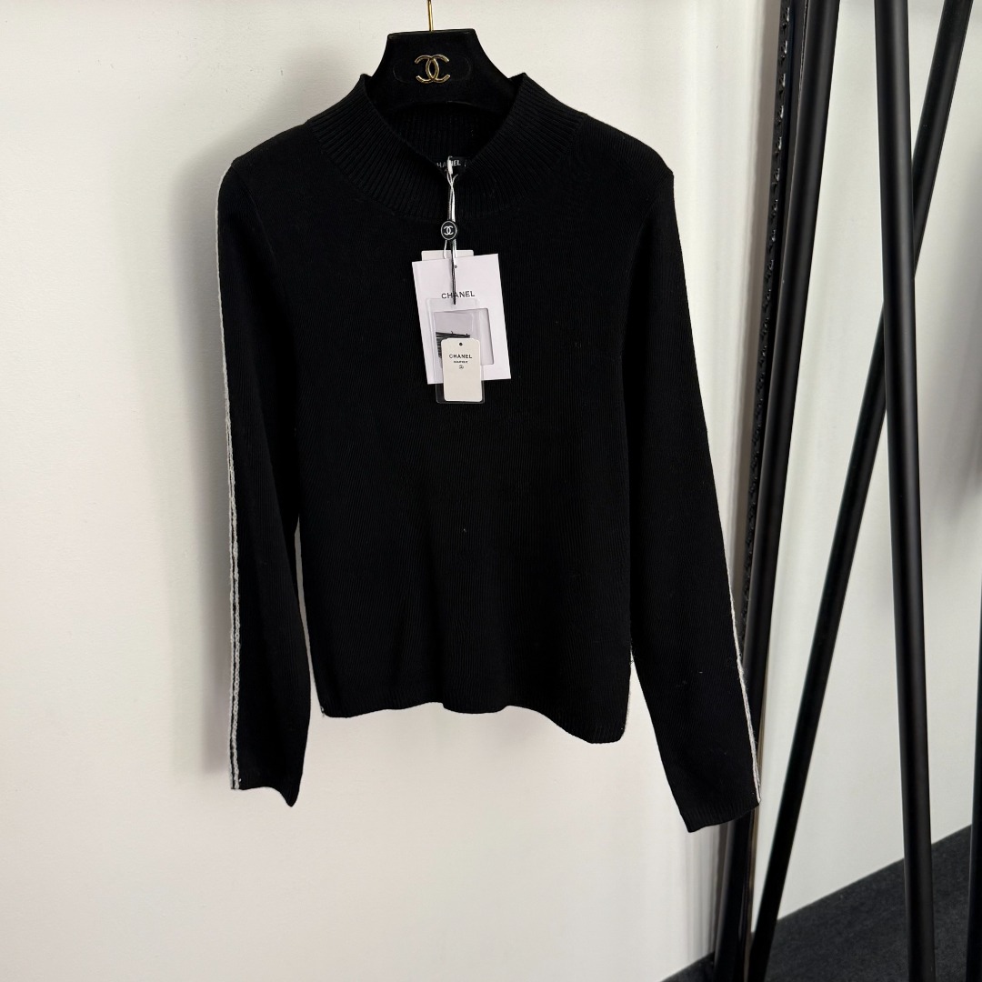 C Long sleeved wool knitted sweater