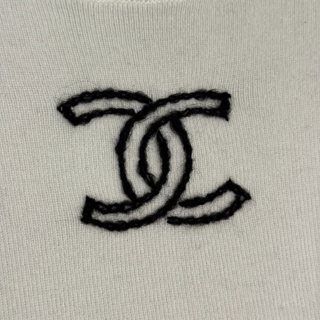 C Long sleeved wool knitted sweater