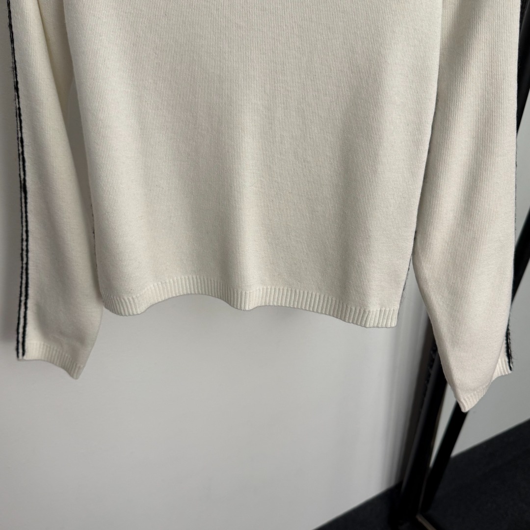 C Long sleeved wool knitted sweater