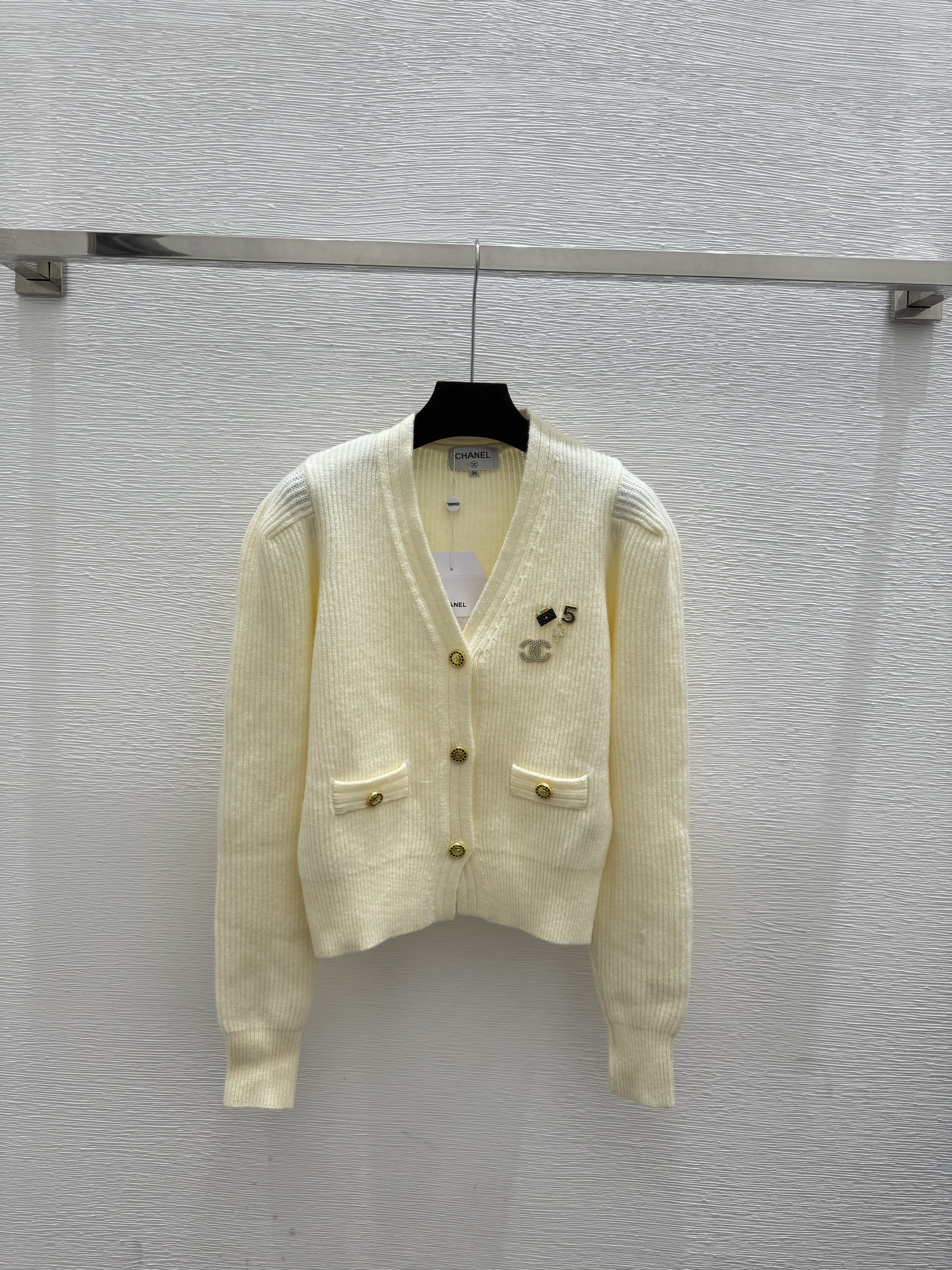 C fashion high-end women's V-neck long sleeved cardigan