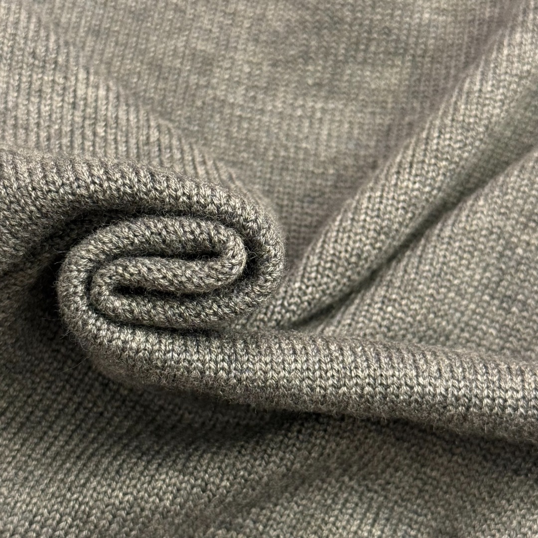 M Hooded long sleeved knitted sweater