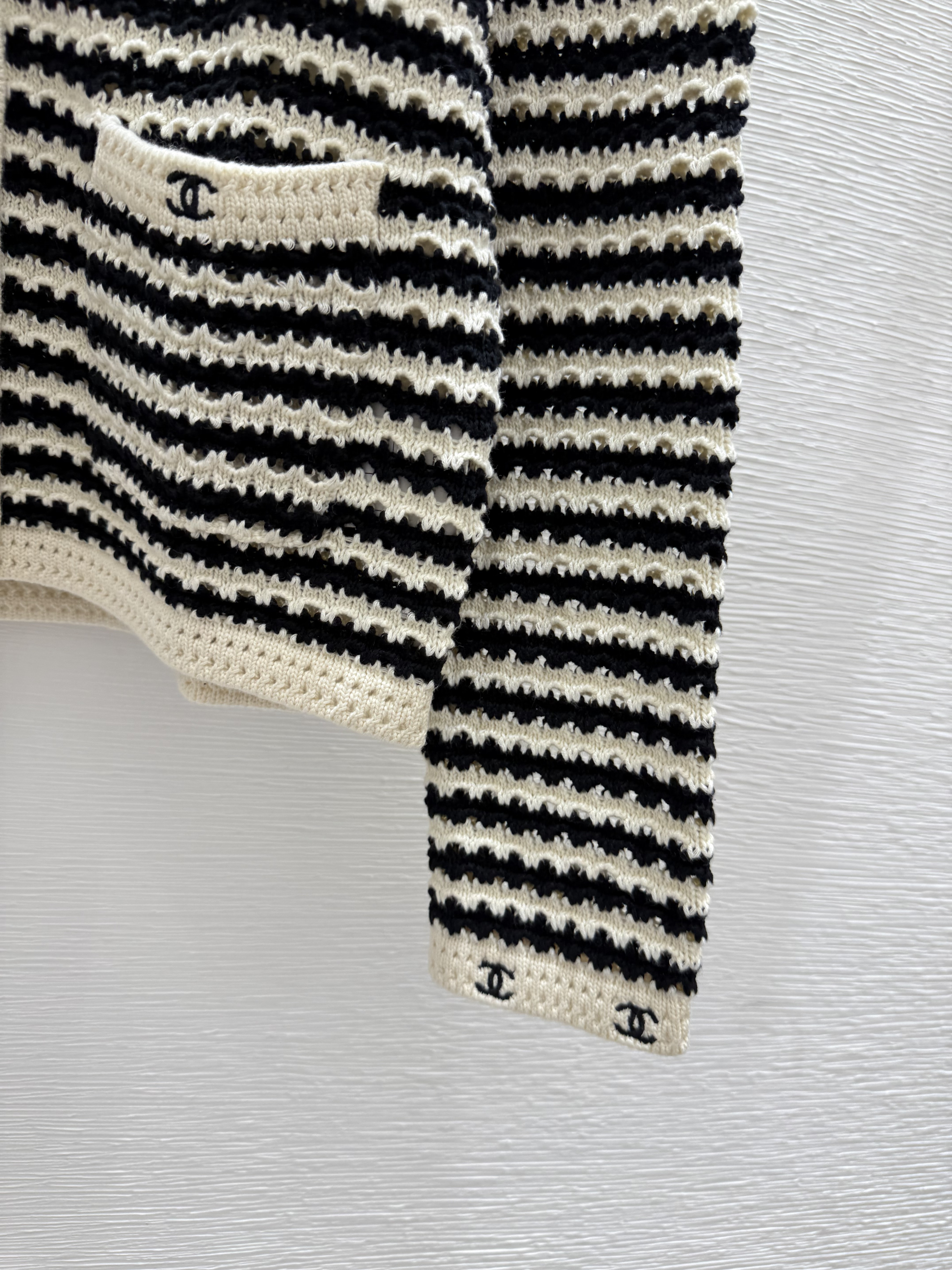 C fashion high-end women's striped V-neck long sleeved cardigan