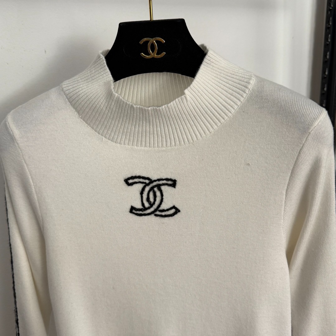 C Long sleeved wool knitted sweater