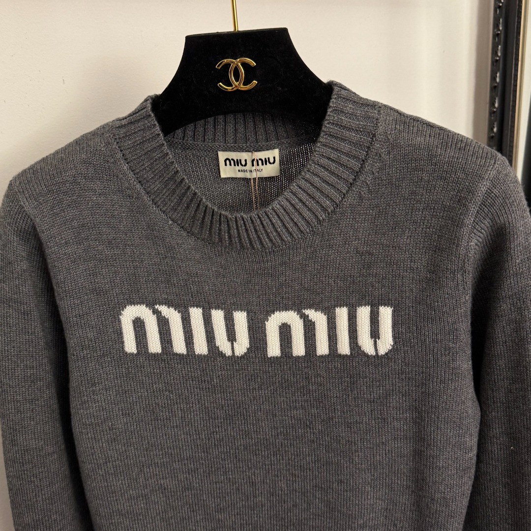 M Hooded long sleeved knitted sweater