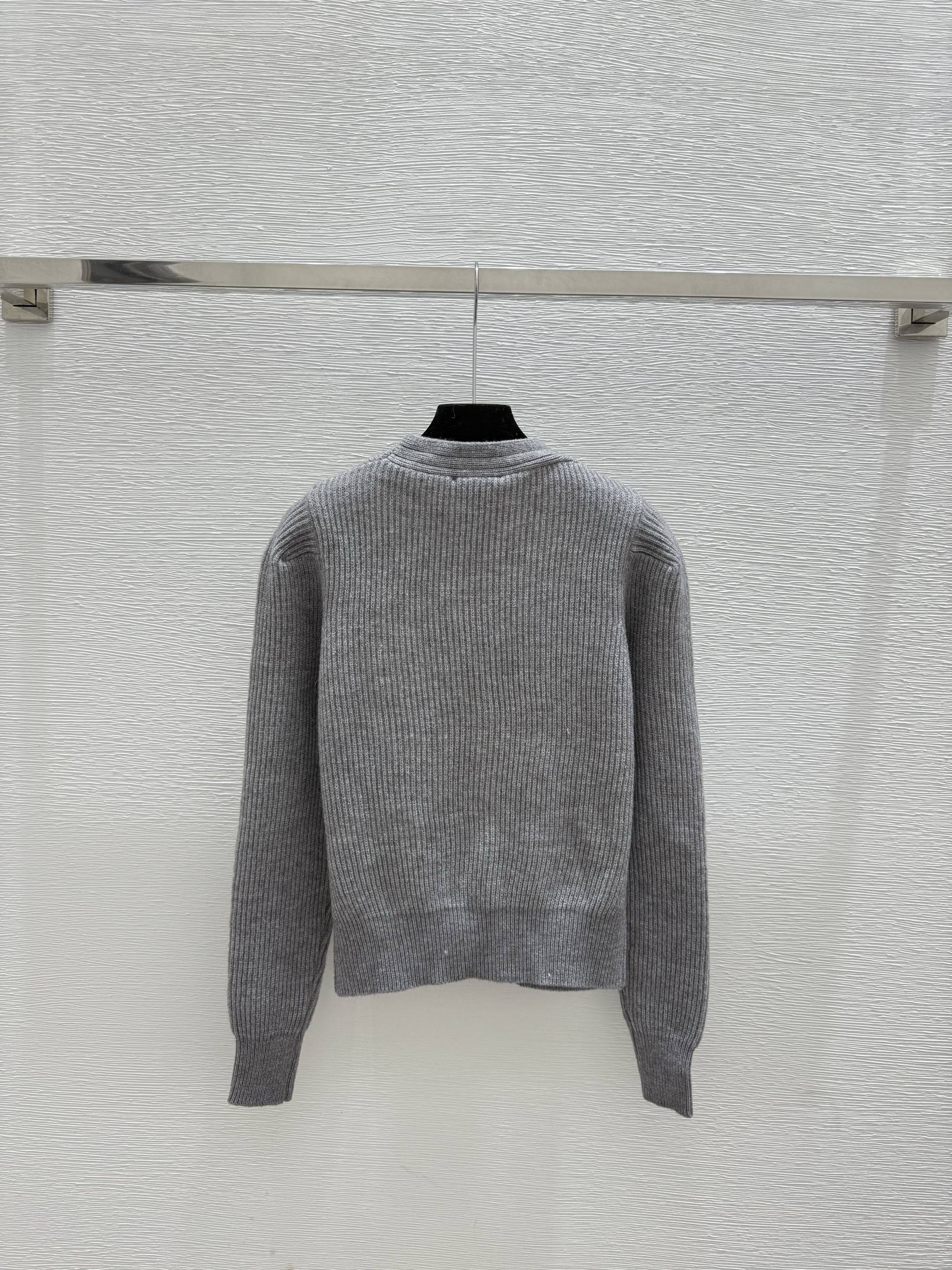 C fashion high-end women's V-neck long sleeved cardigan