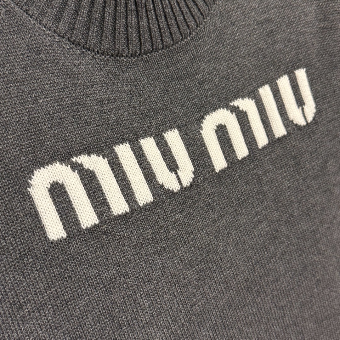 M Hooded long sleeved knitted sweater