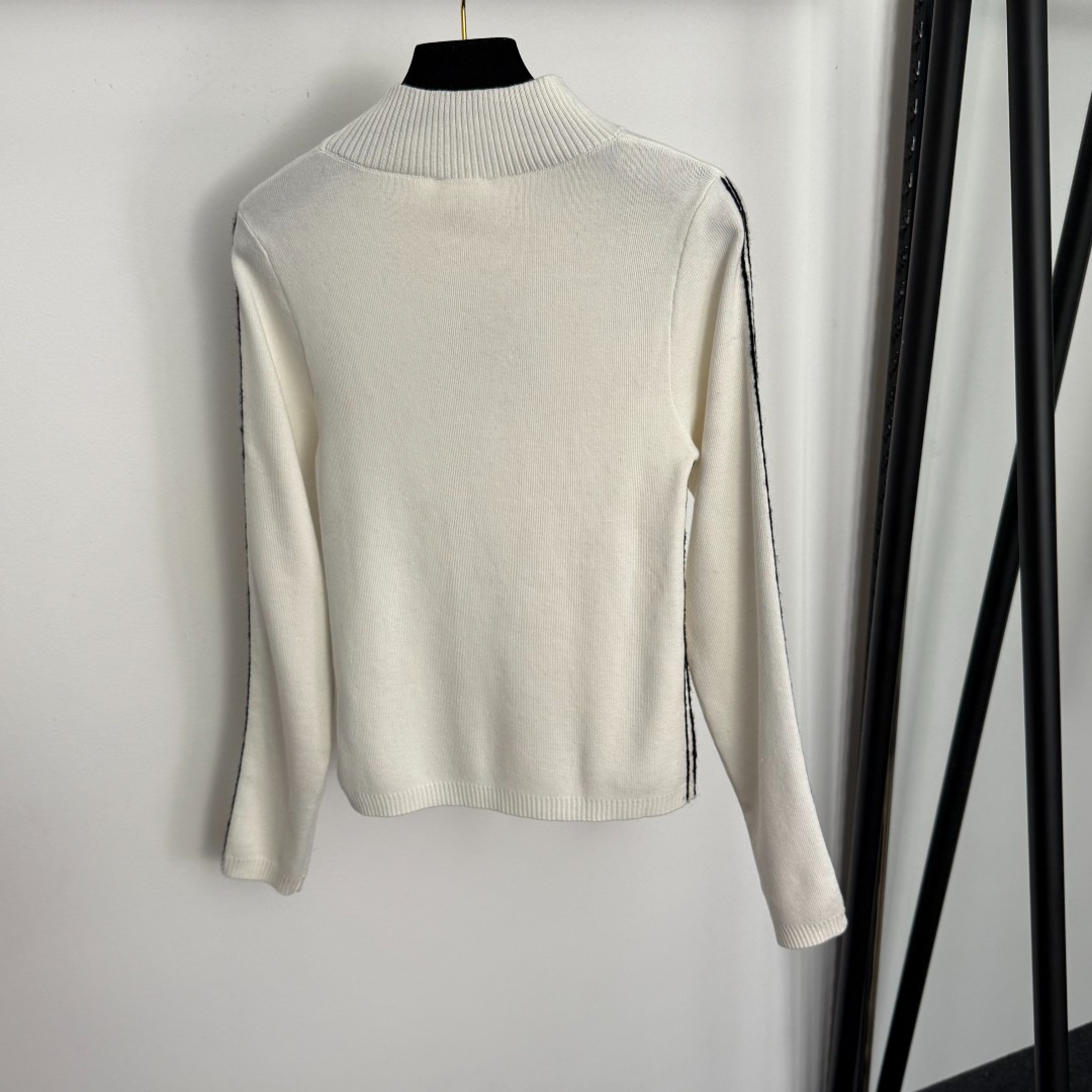 C Long sleeved wool knitted sweater