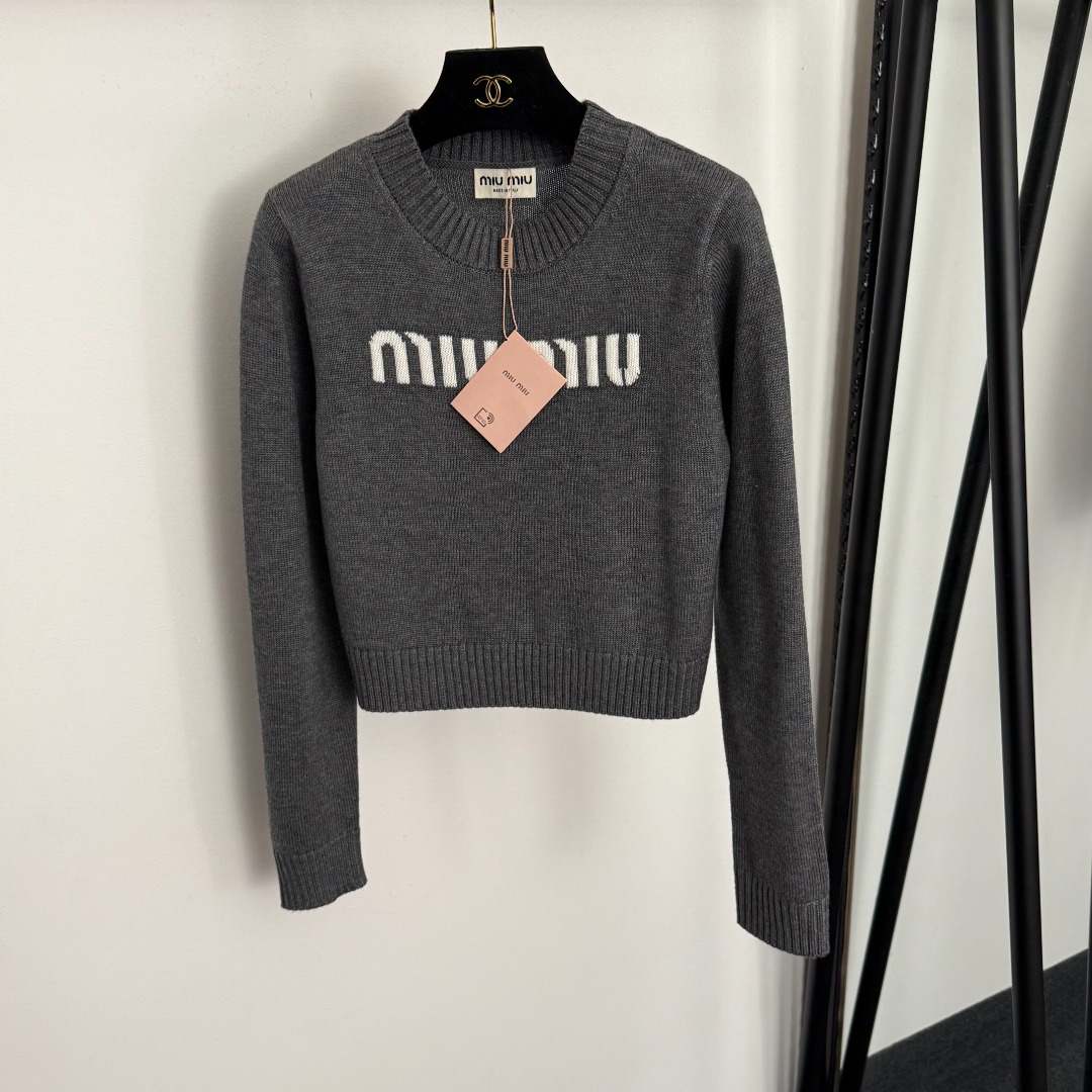 M Hooded long sleeved knitted sweater