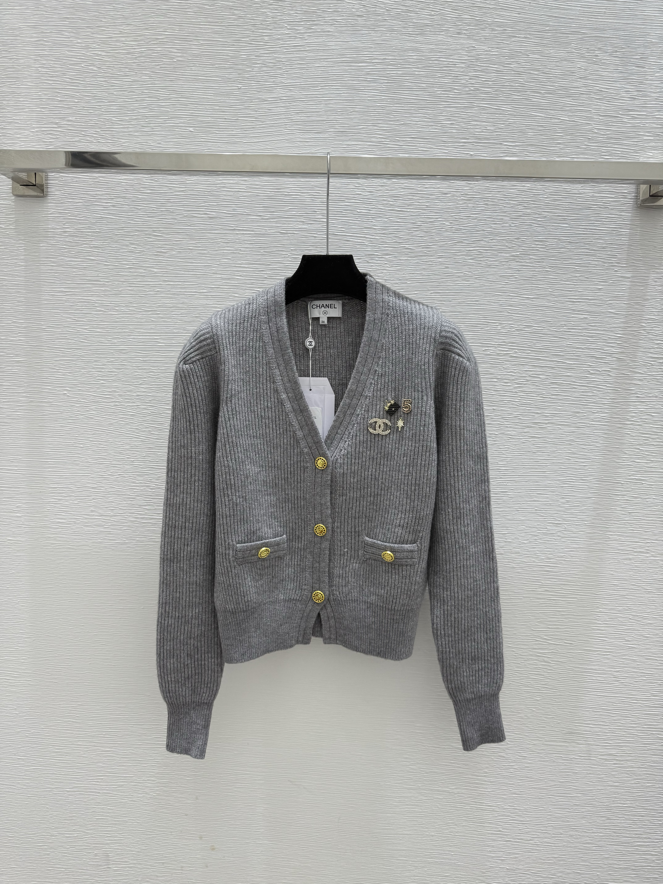 C fashion high-end women's V-neck long sleeved cardigan