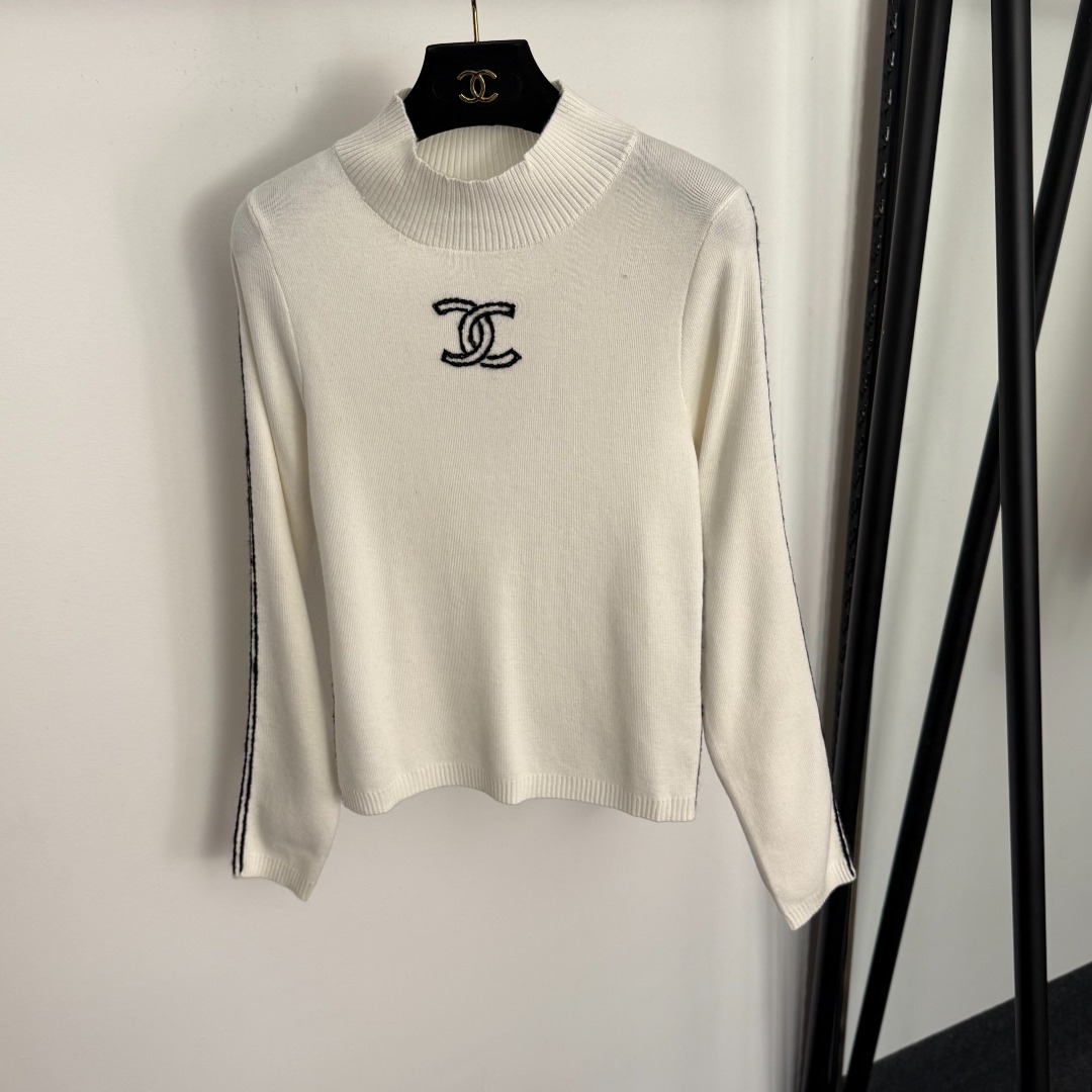 C Long sleeved wool knitted sweater