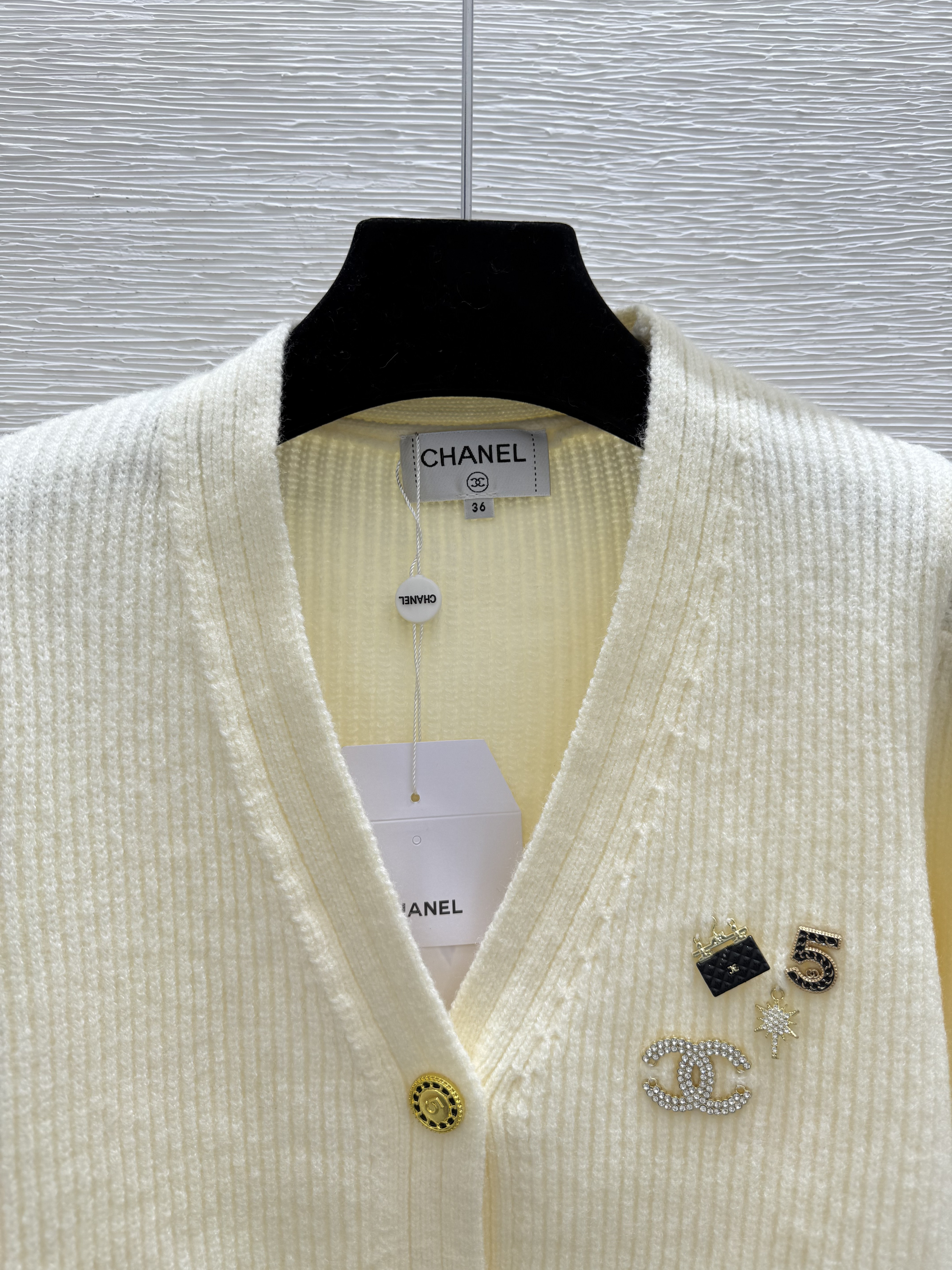 C fashion high-end women's V-neck long sleeved cardigan