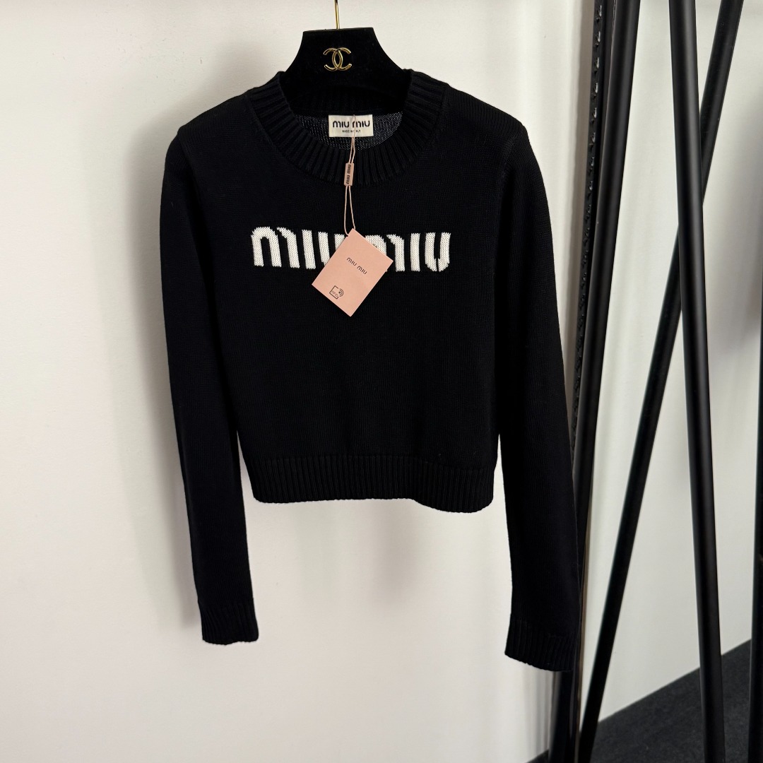 M Hooded long sleeved knitted sweater