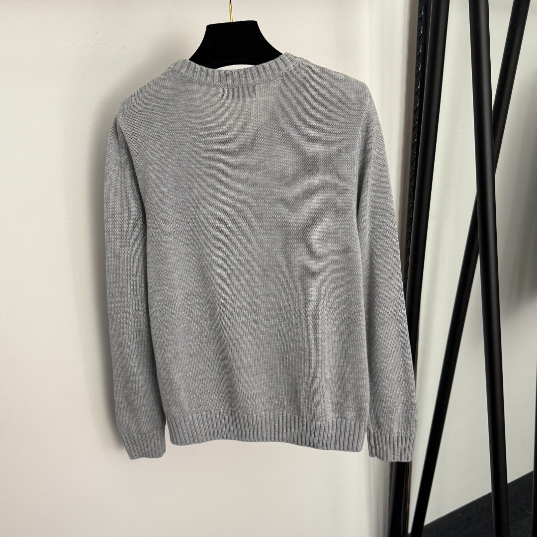 R Embroidered long sleeved wool knitted sweater