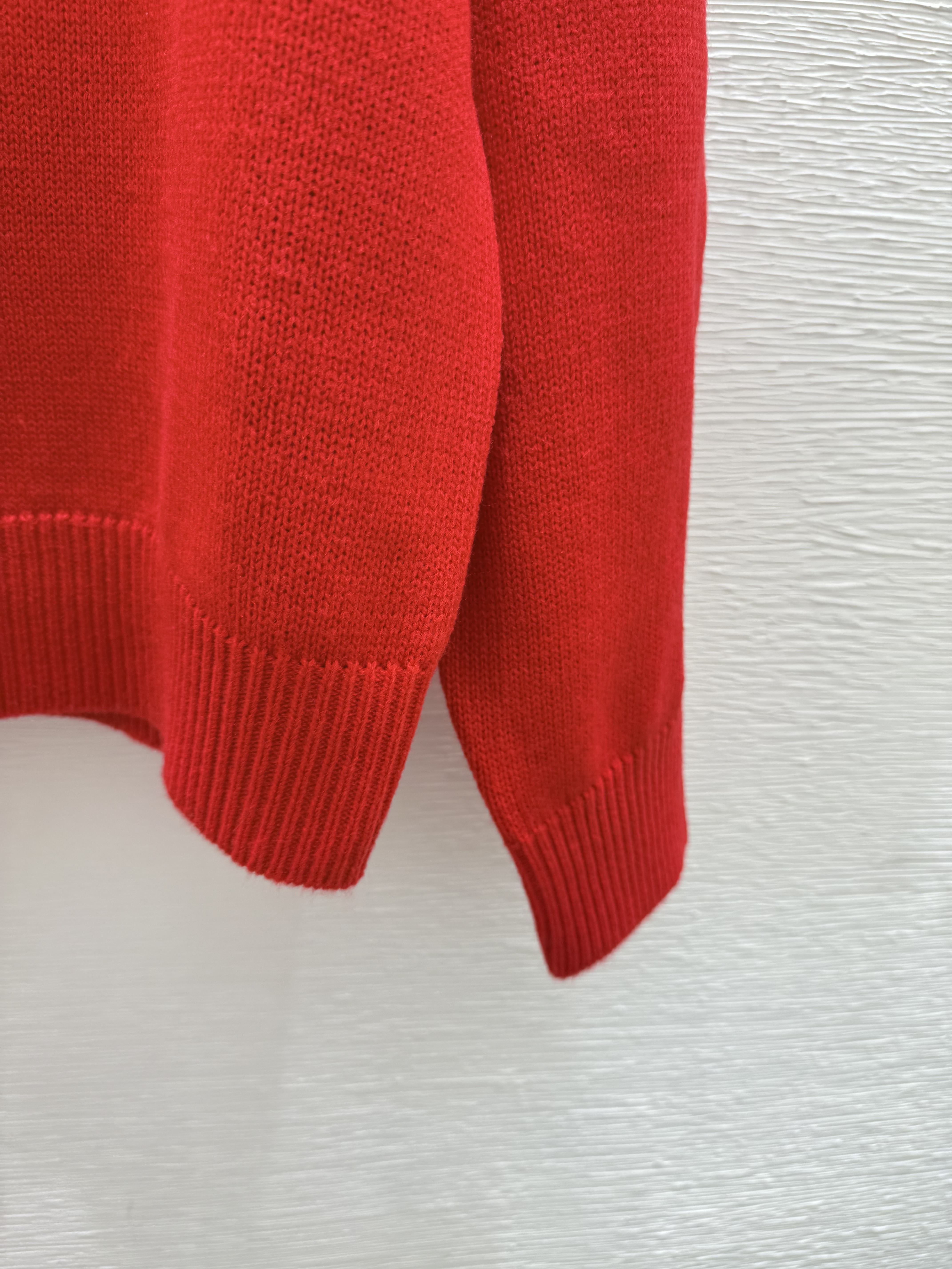 A fashionable high-end women's round neck long sleeved wool sweater