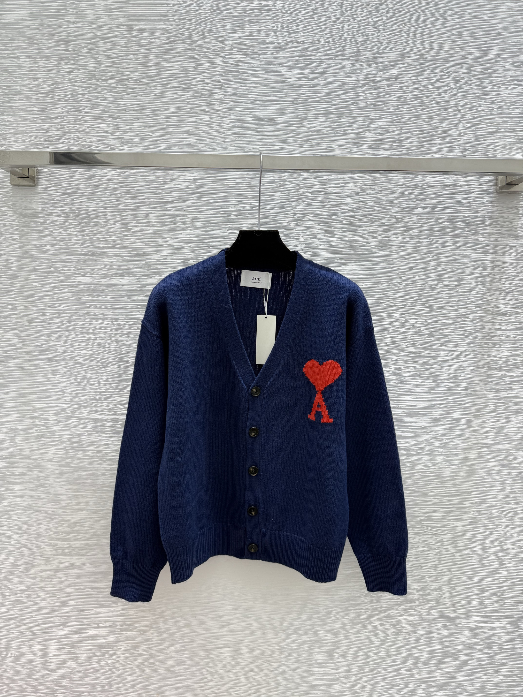 A fashionable high-end women's clothing heart embroidered V-neck long sleeved wool cardigan