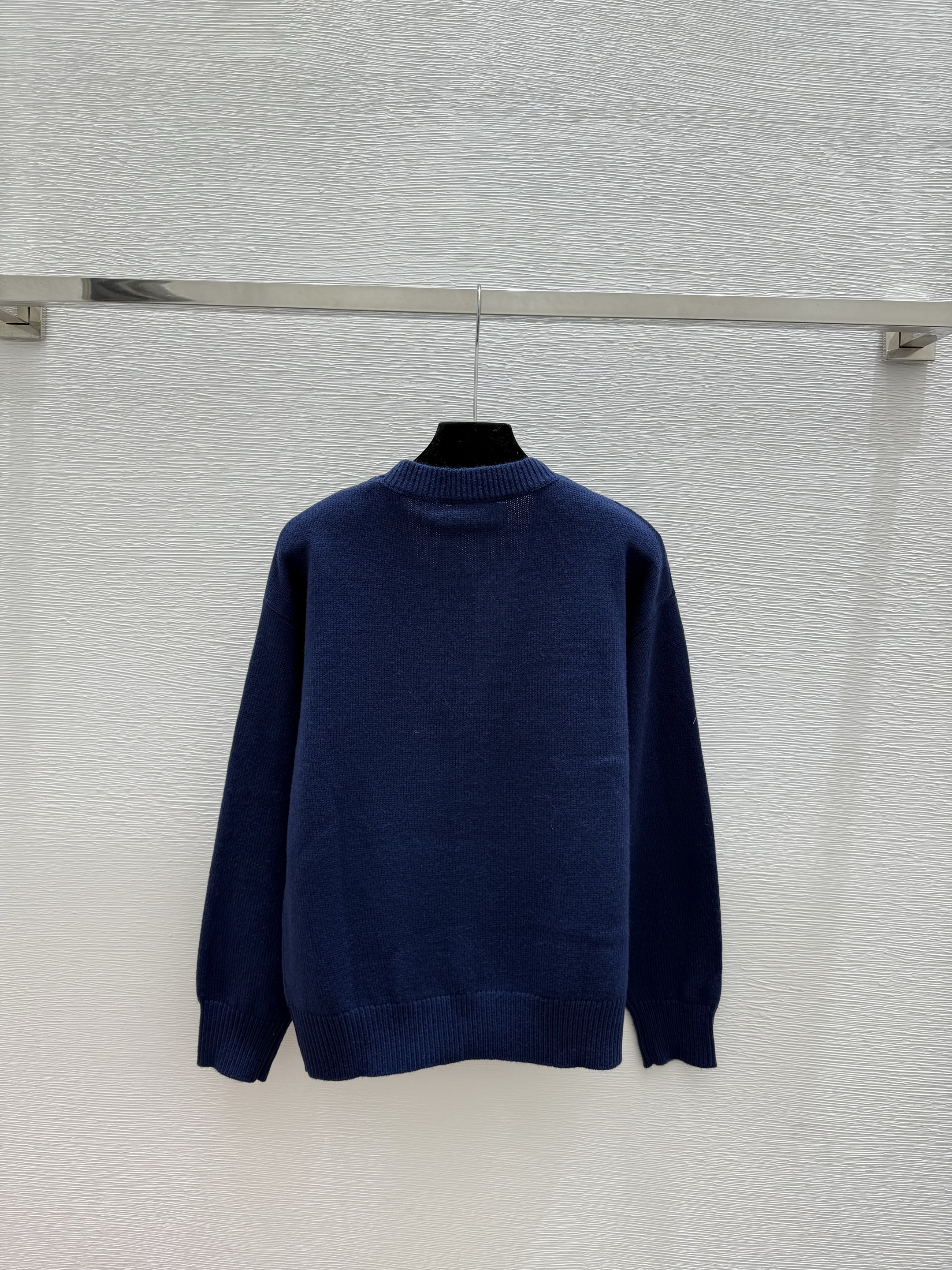 A fashionable high-end women's clothing heart embroidered V-neck long sleeved wool cardigan