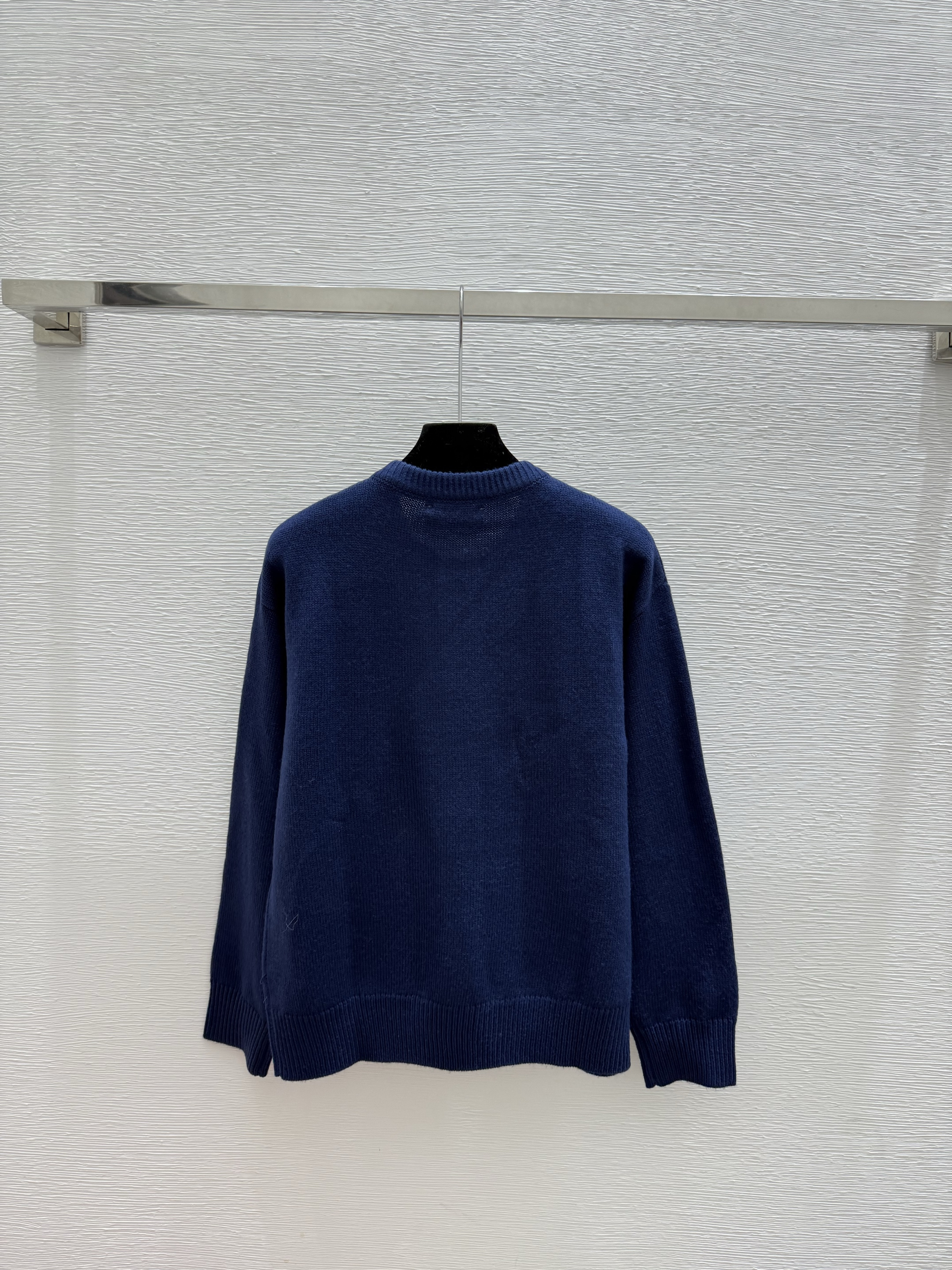 A fashionable high-end women's round neck long sleeved wool sweater