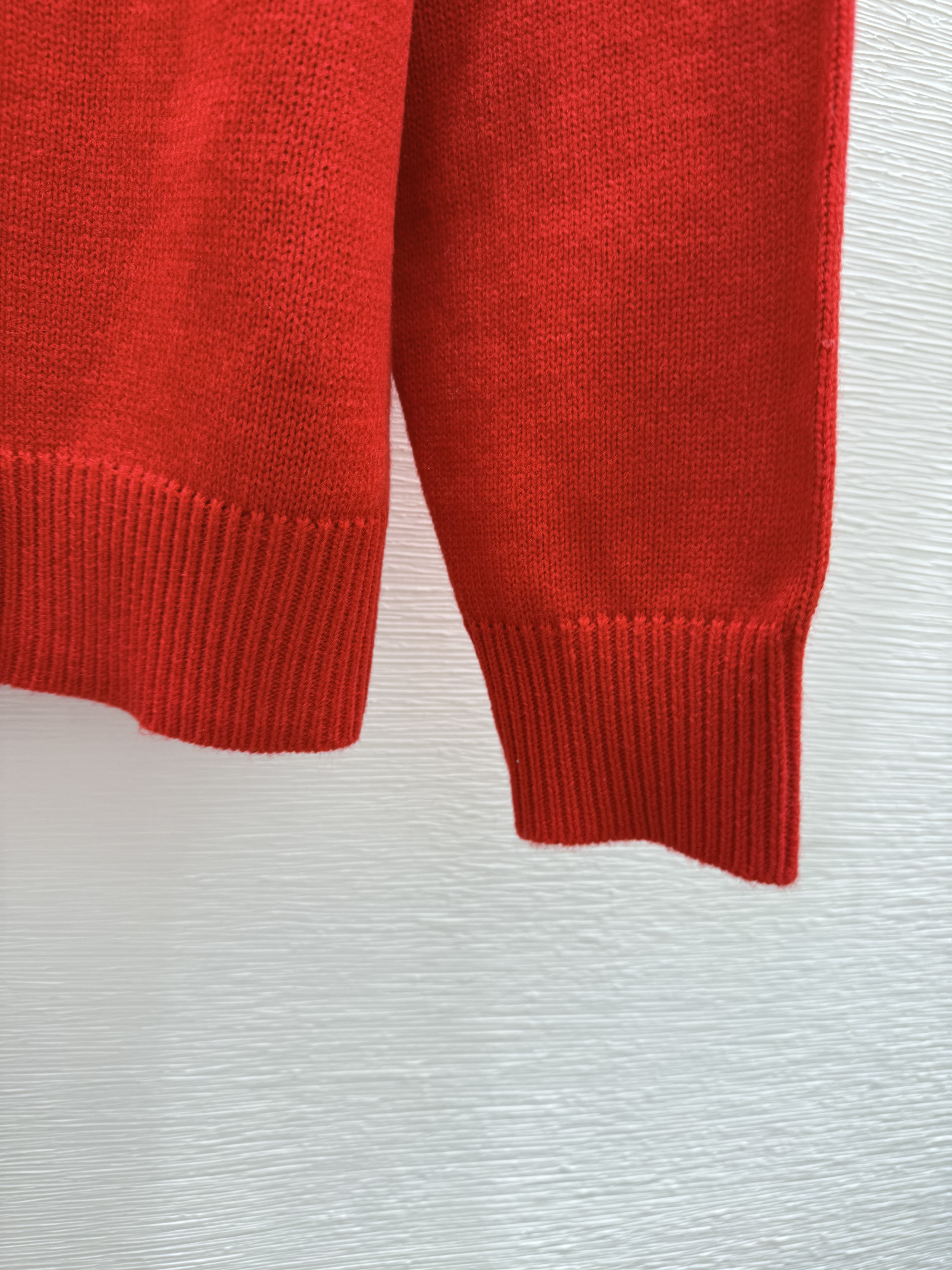 A fashionable high-end women's clothing heart embroidered V-neck long sleeved wool cardigan