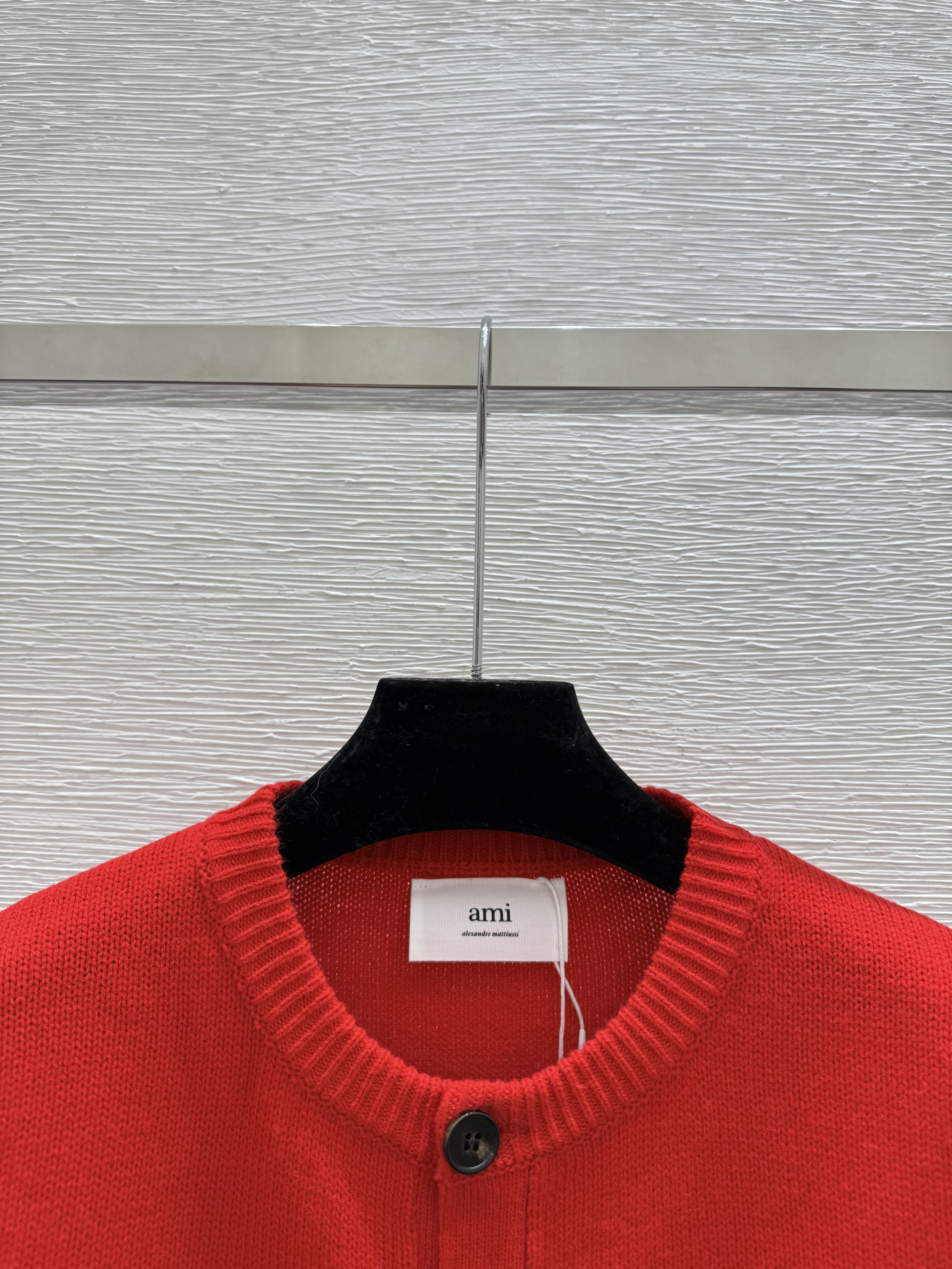 A fashionable high-end women's round neck long sleeved wool sweater