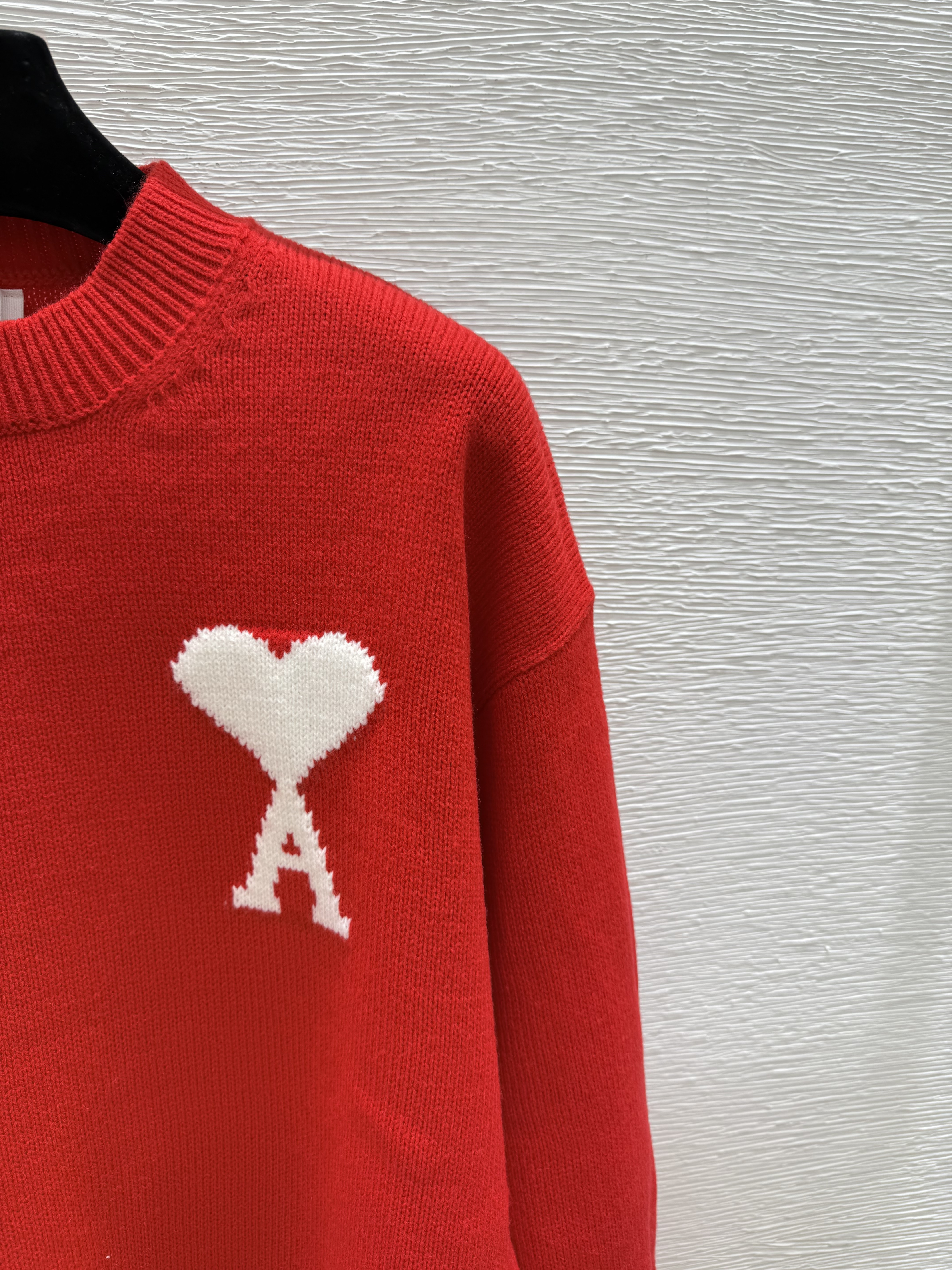 A fashionable high-end women's round neck long sleeved wool sweater