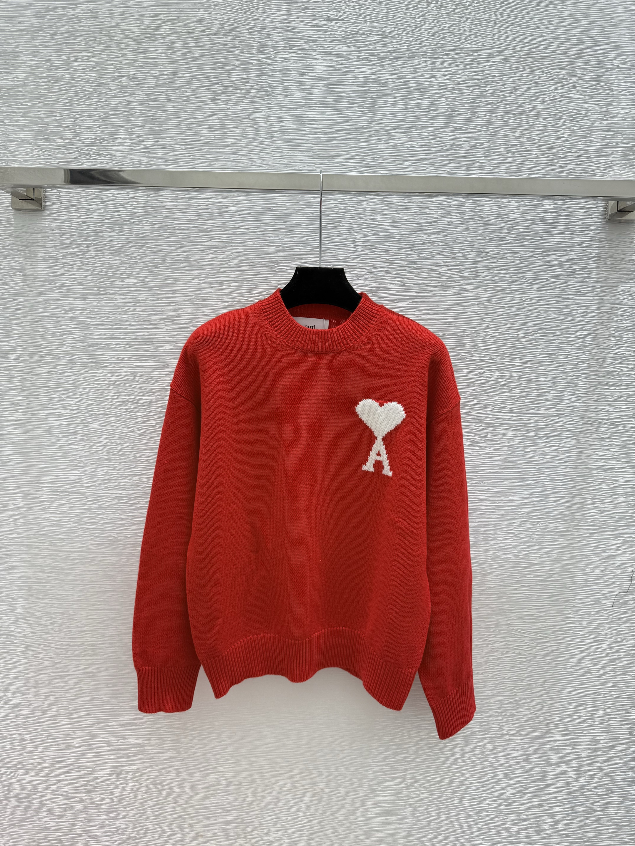 A fashionable high-end women's round neck long sleeved wool sweater