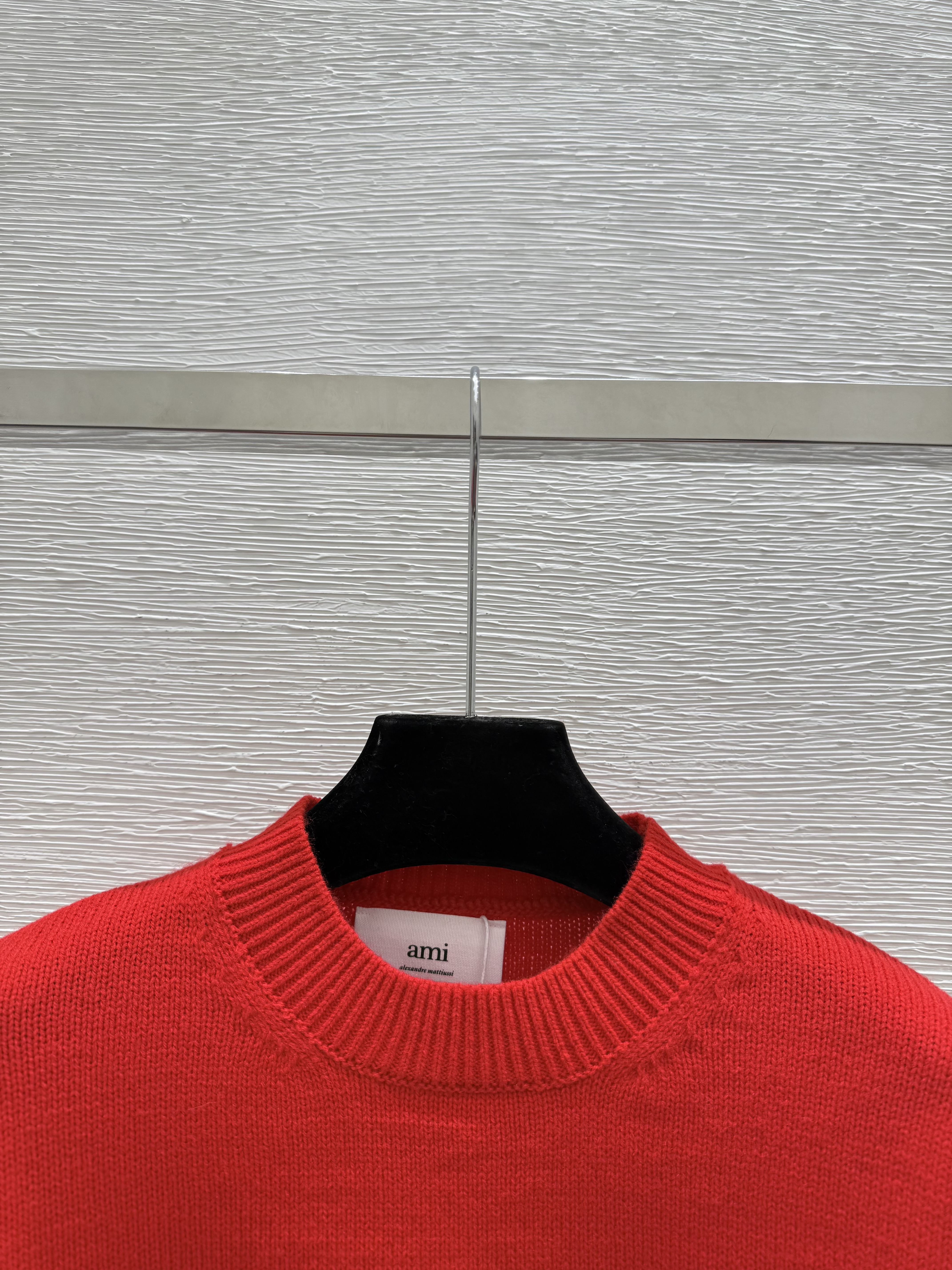 A fashionable high-end women's round neck long sleeved wool sweater