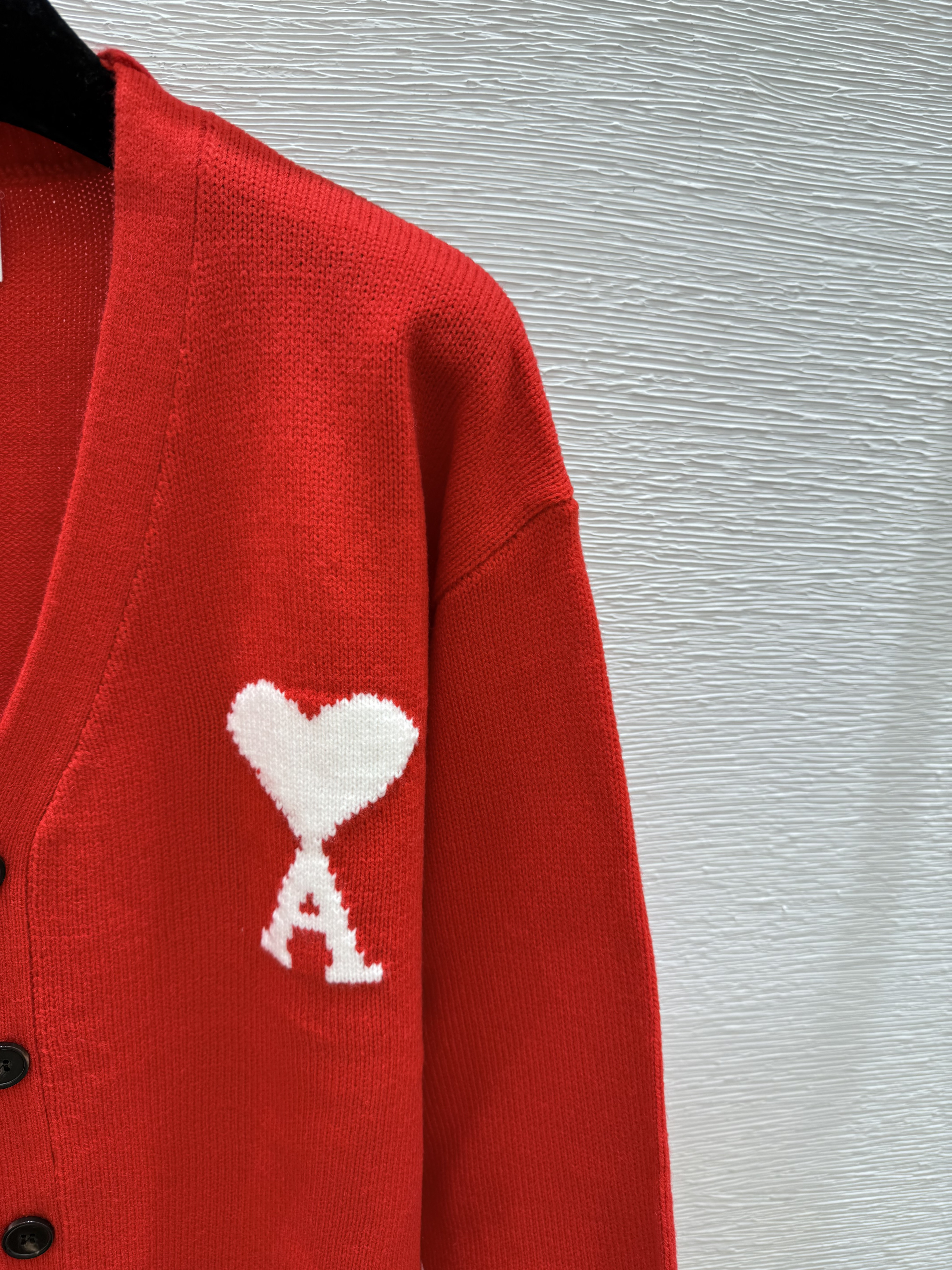 A fashionable high-end women's clothing heart embroidered V-neck long sleeved wool cardigan