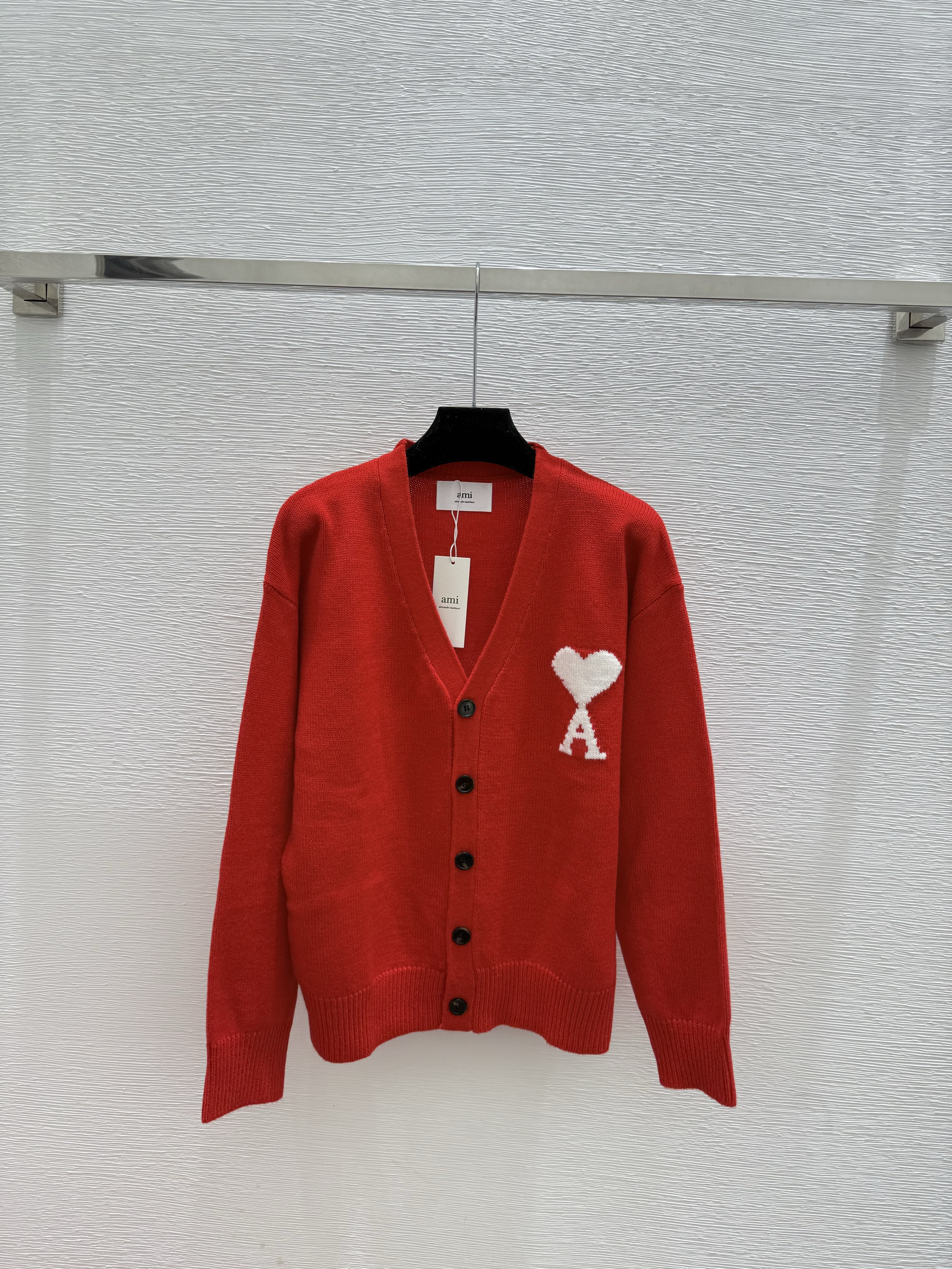 A fashionable high-end women's clothing heart embroidered V-neck long sleeved wool cardigan