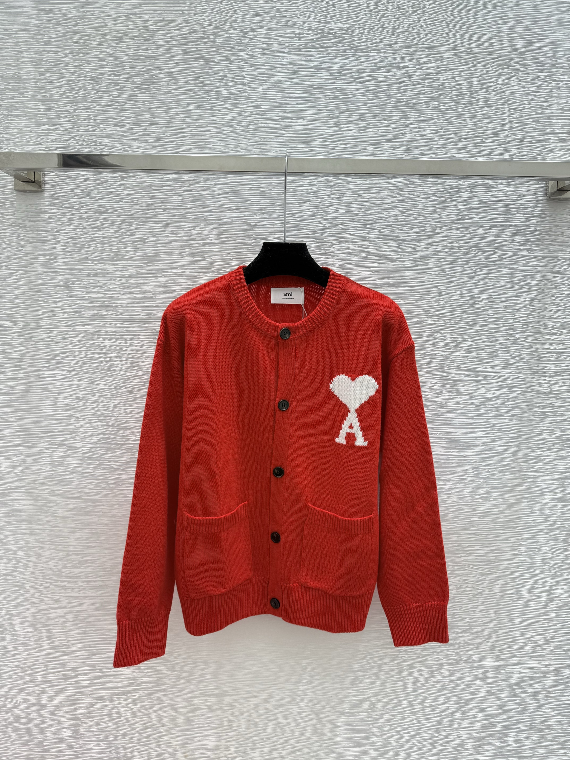 A fashionable high-end women's round neck long sleeved wool sweater