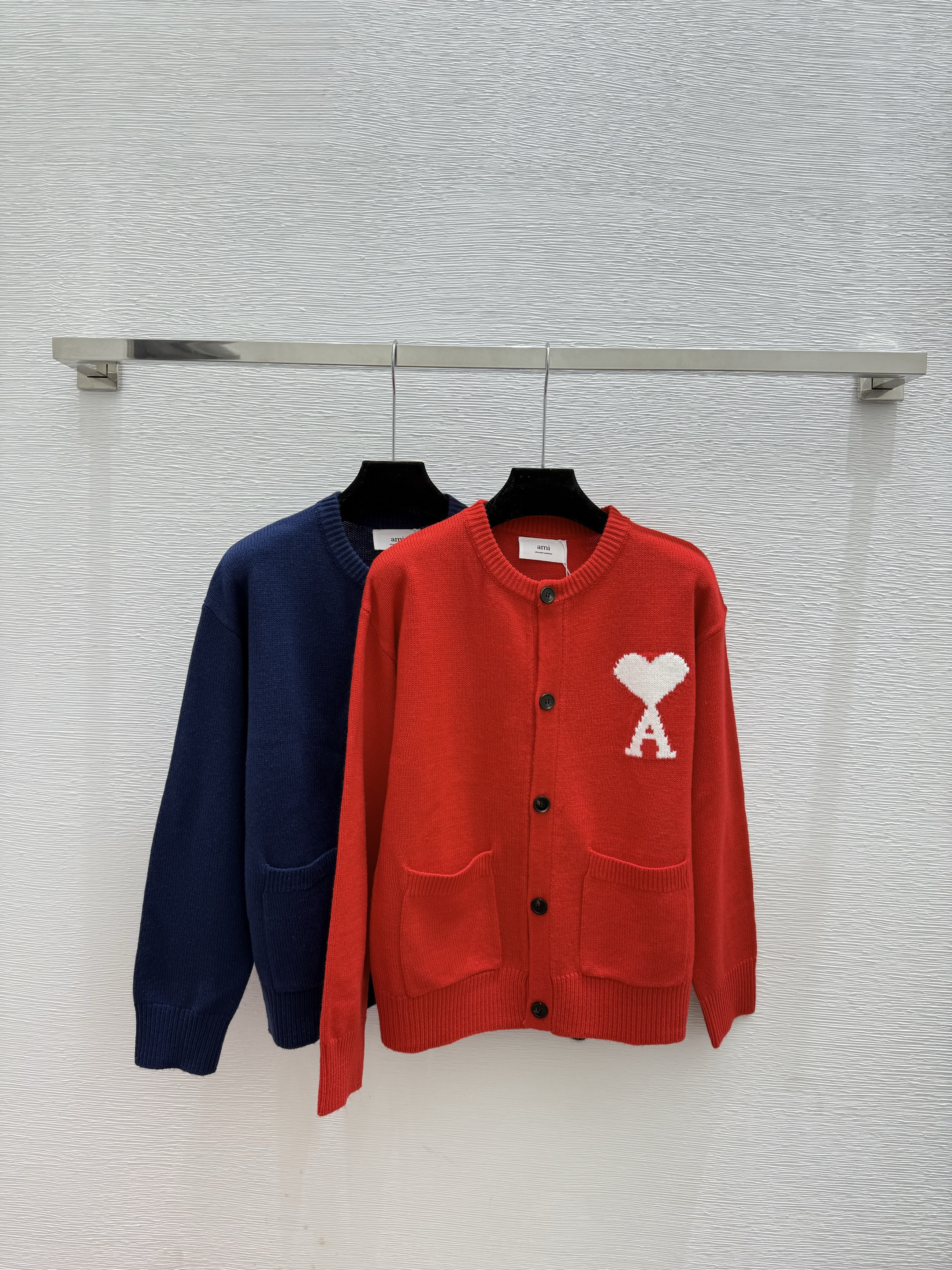 A fashionable high-end women's round neck long sleeved wool sweater