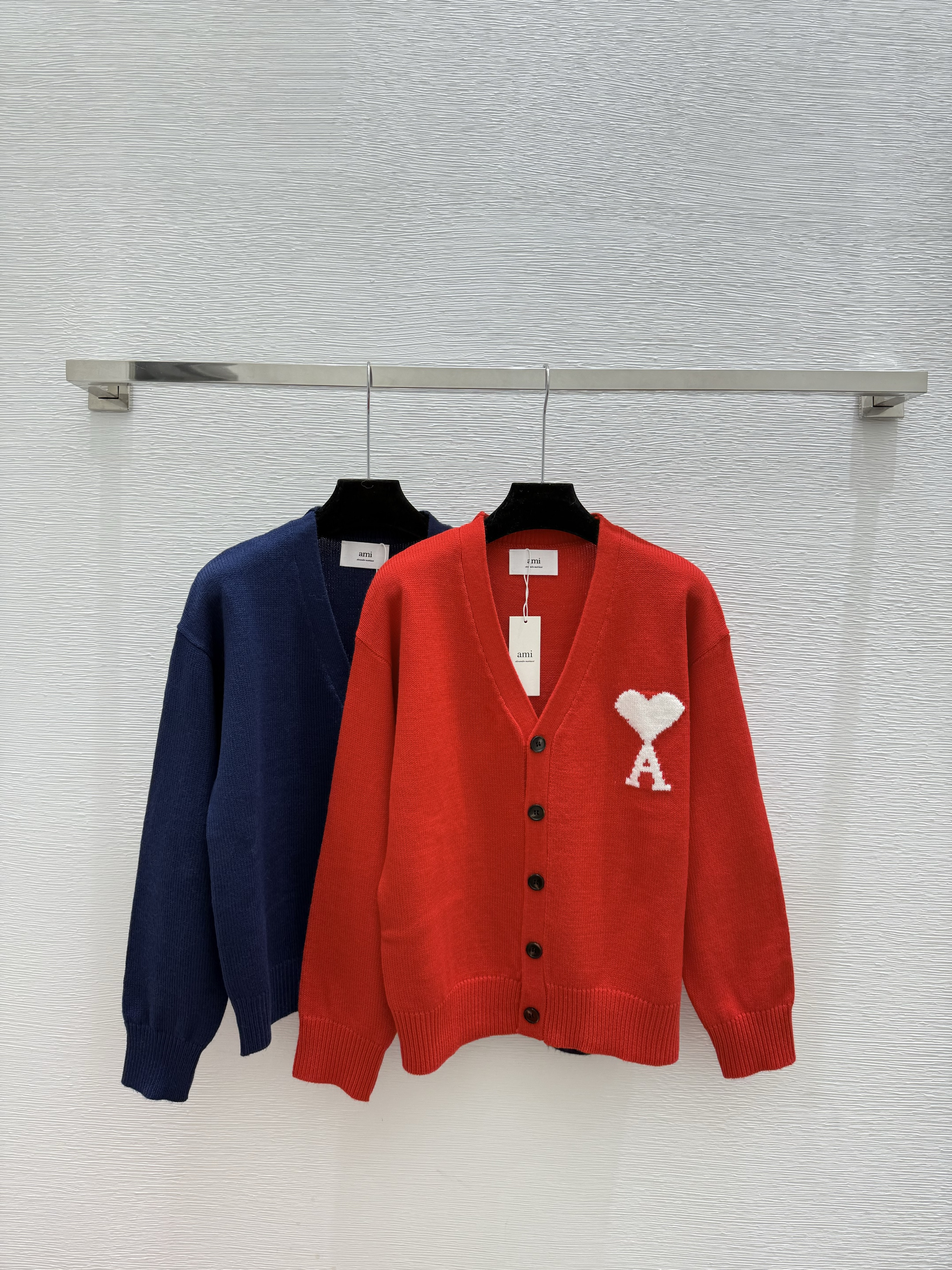 A fashionable high-end women's clothing heart embroidered V-neck long sleeved wool cardigan