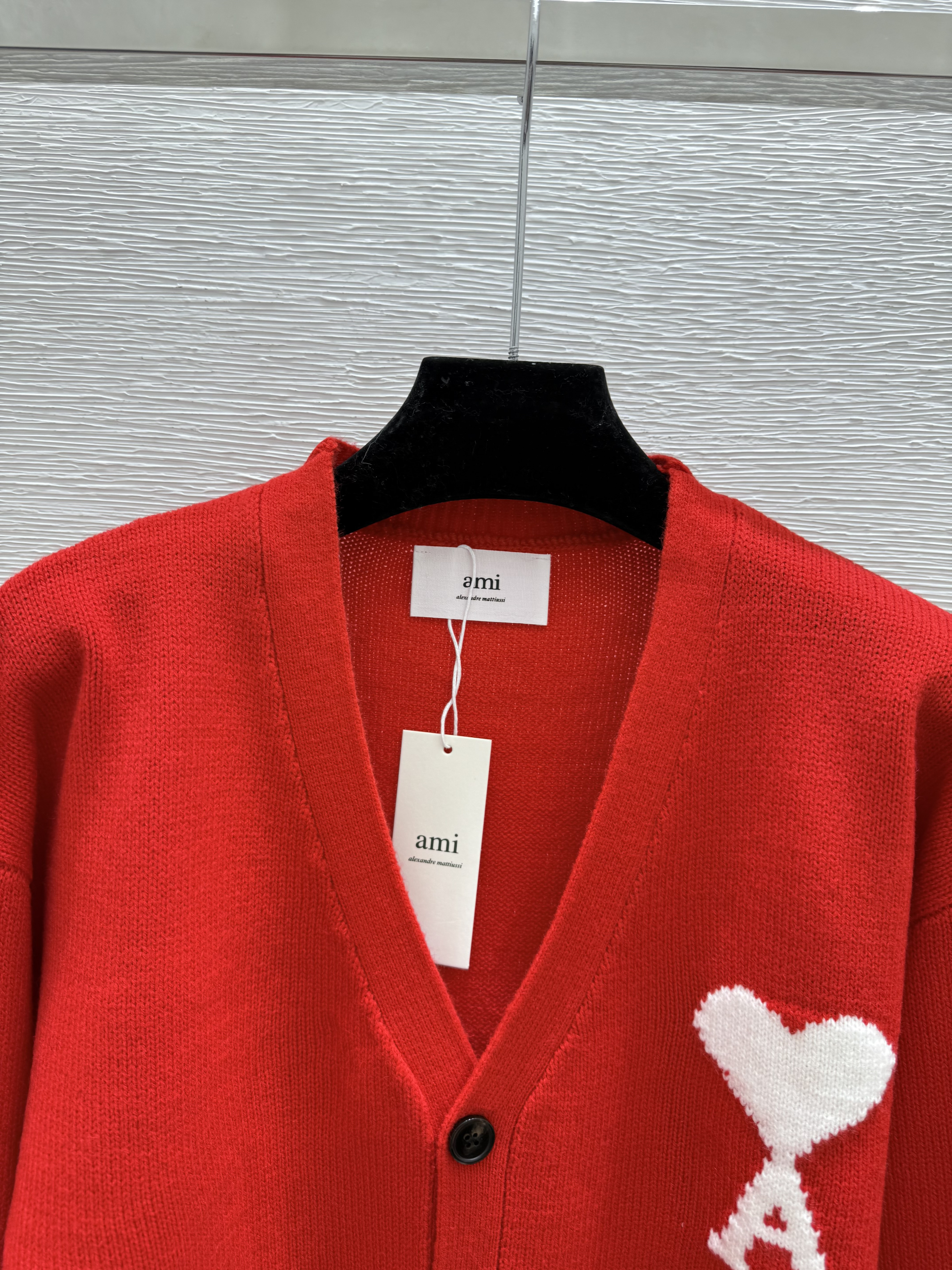 A fashionable high-end women's clothing heart embroidered V-neck long sleeved wool cardigan