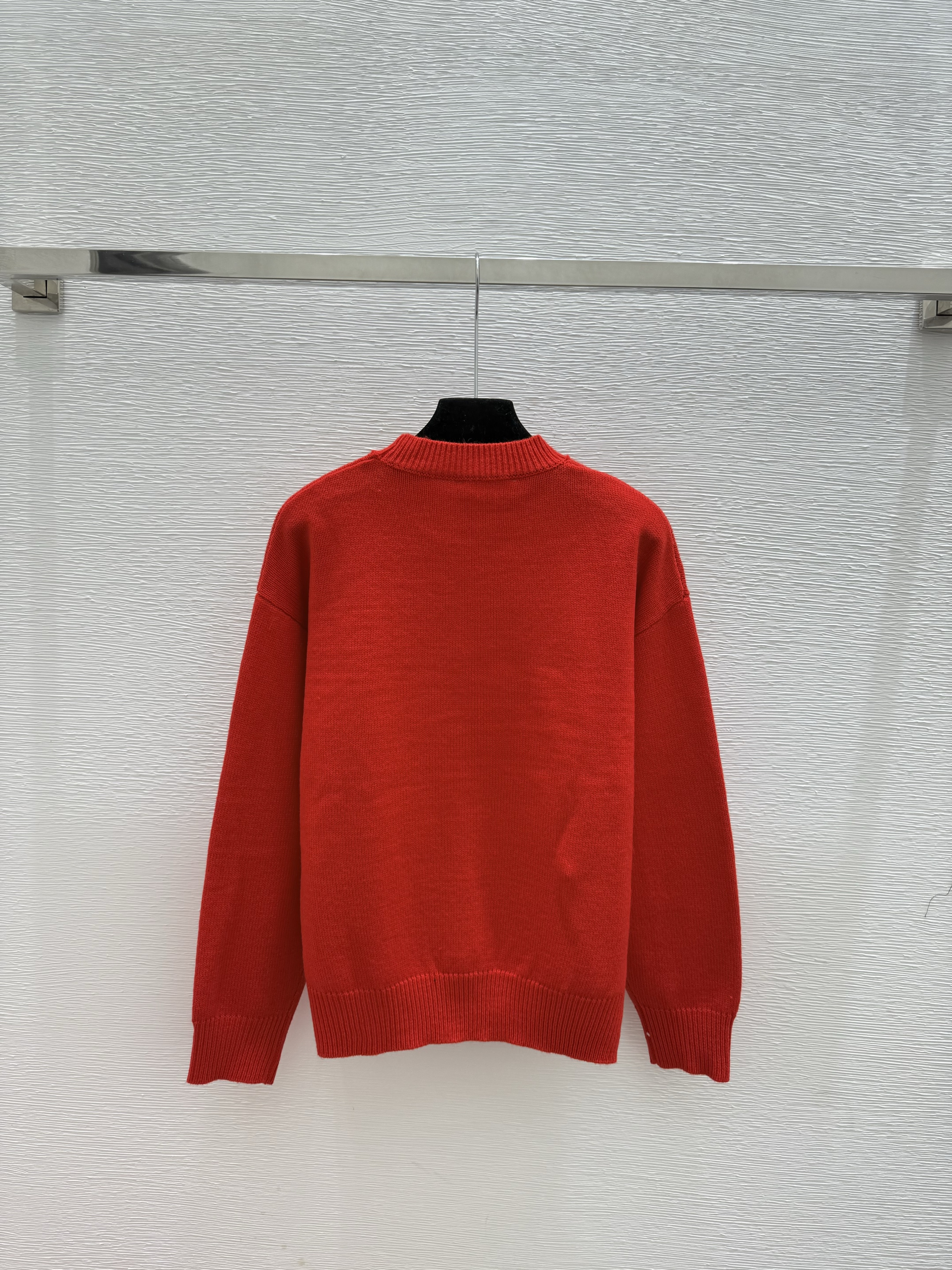 A fashionable high-end women's round neck long sleeved wool sweater