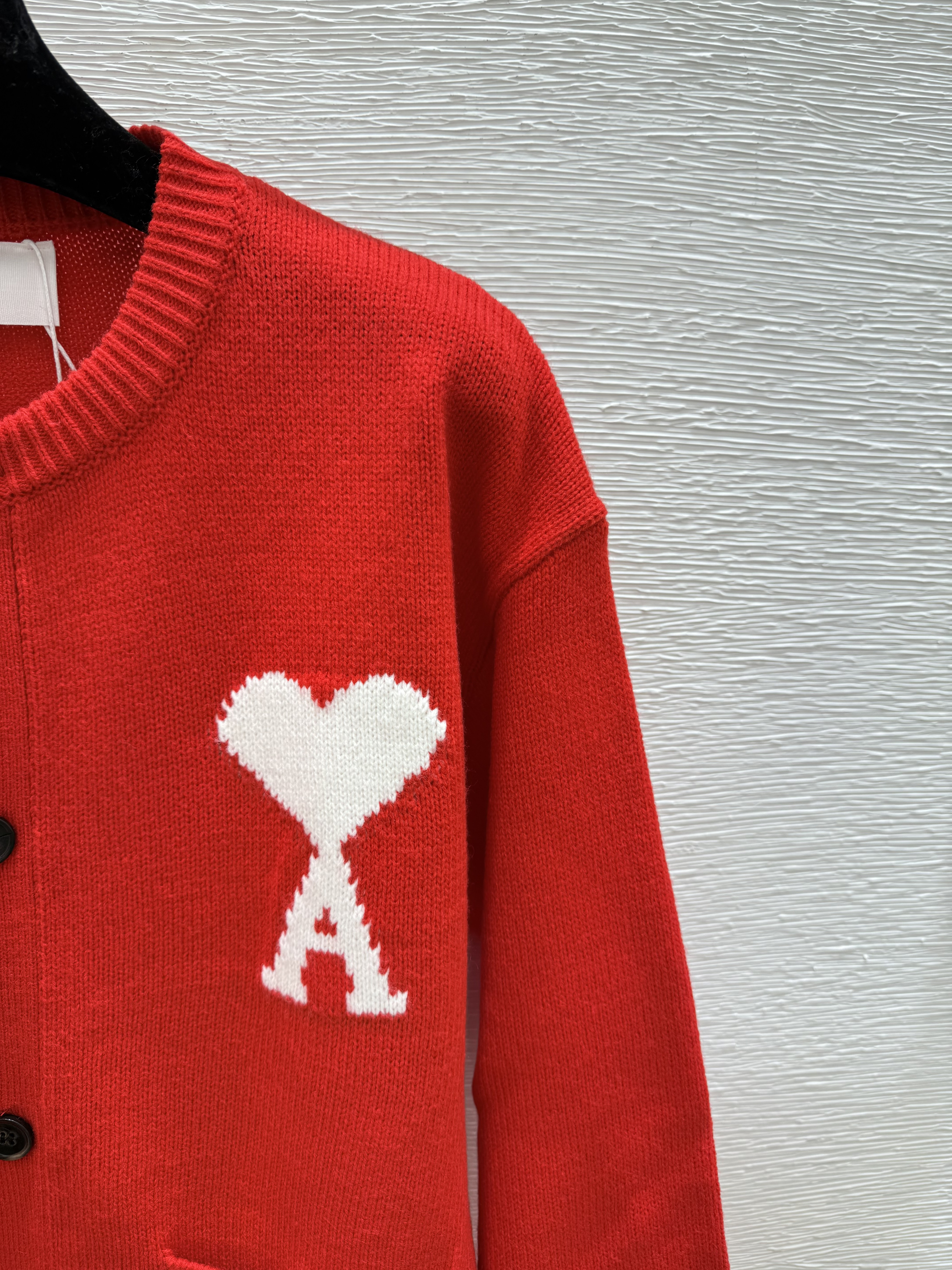 A fashionable high-end women's round neck long sleeved wool sweater