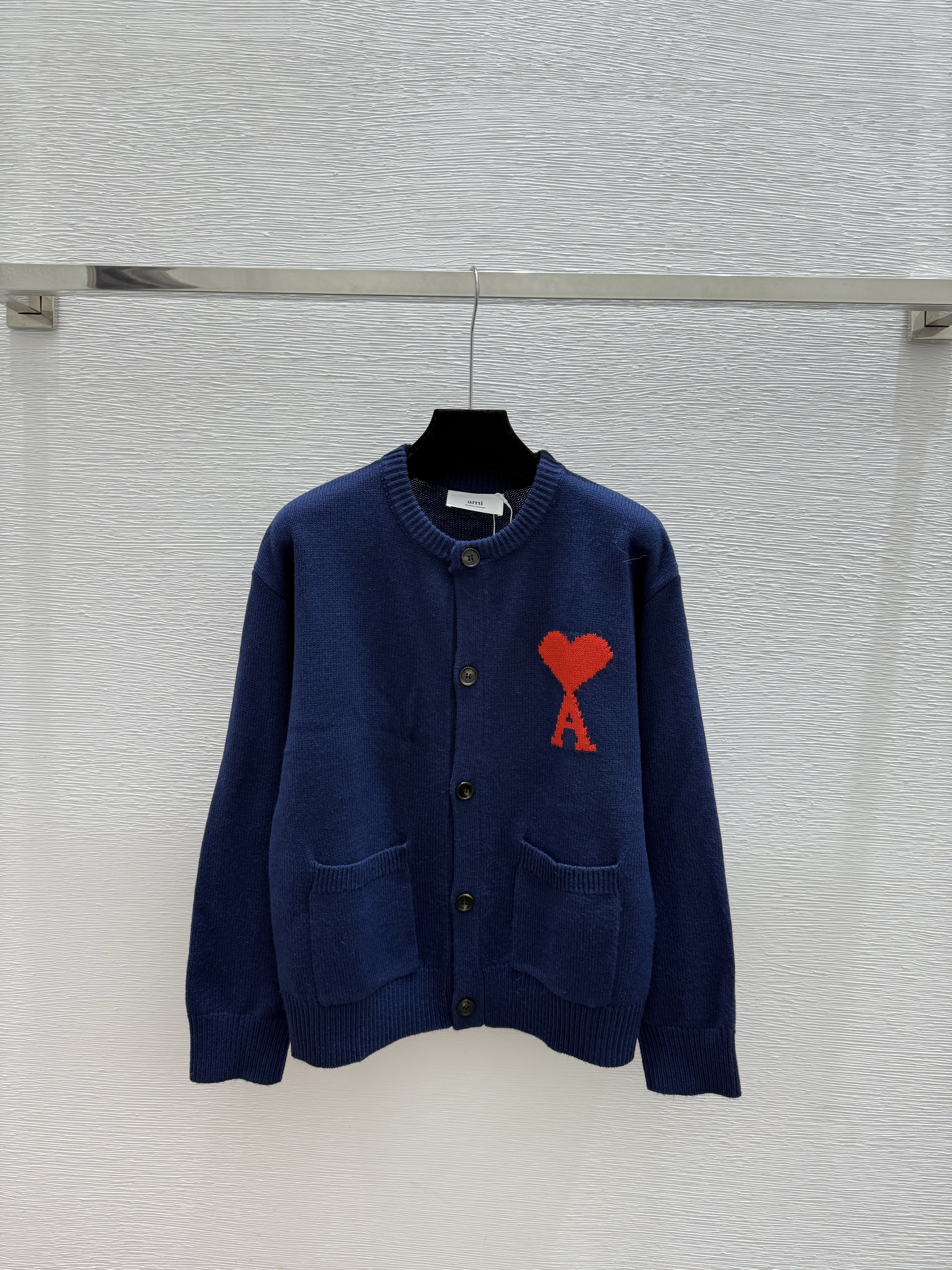 A fashionable high-end women's round neck long sleeved wool sweater