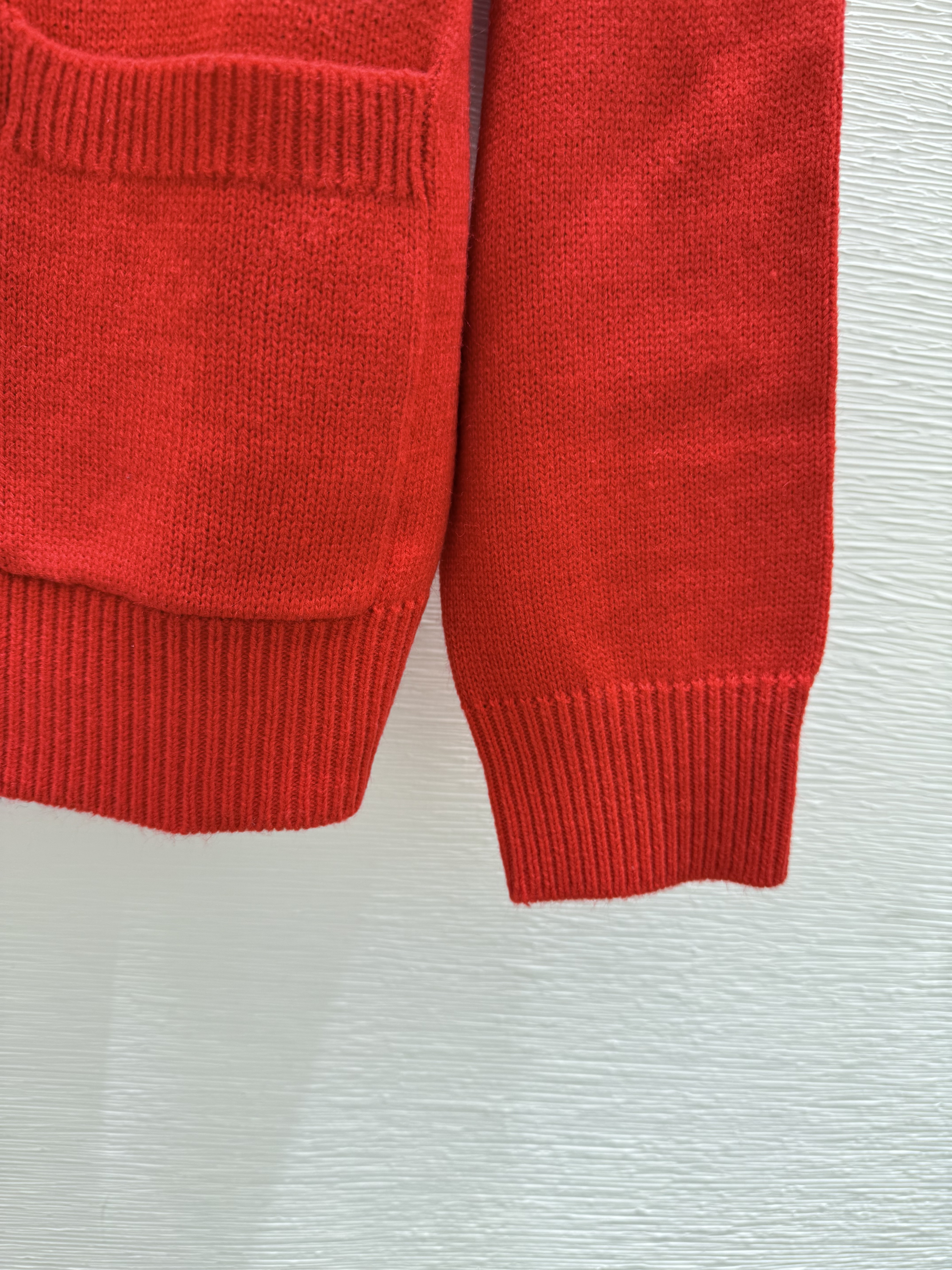 A fashionable high-end women's round neck long sleeved wool sweater