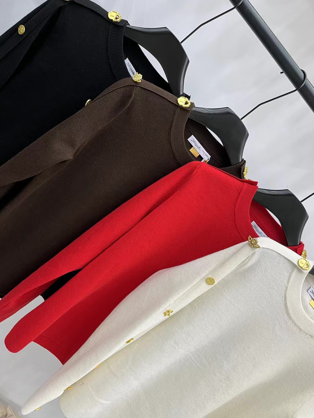 S Fashion Women's Metal Buckle Round Neck Long Sleeve Top