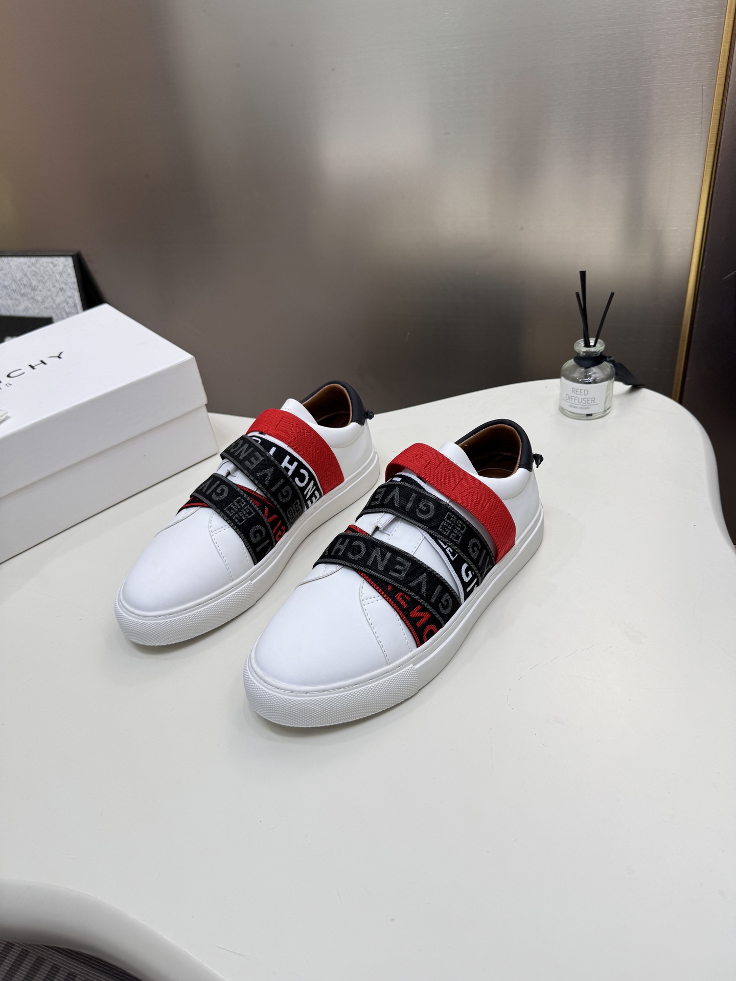 G  Thick-soled strap white sneakers.