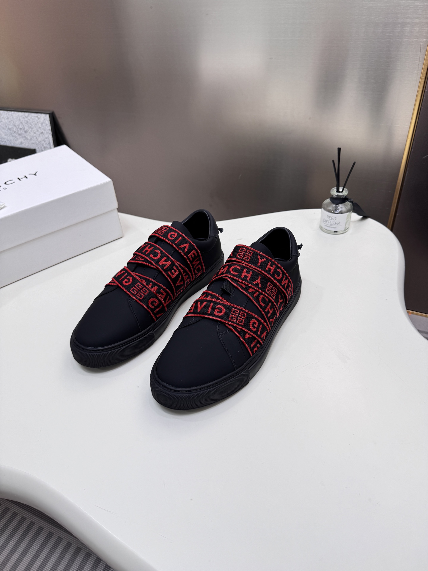 G  Thick-soled strap white sneakers.