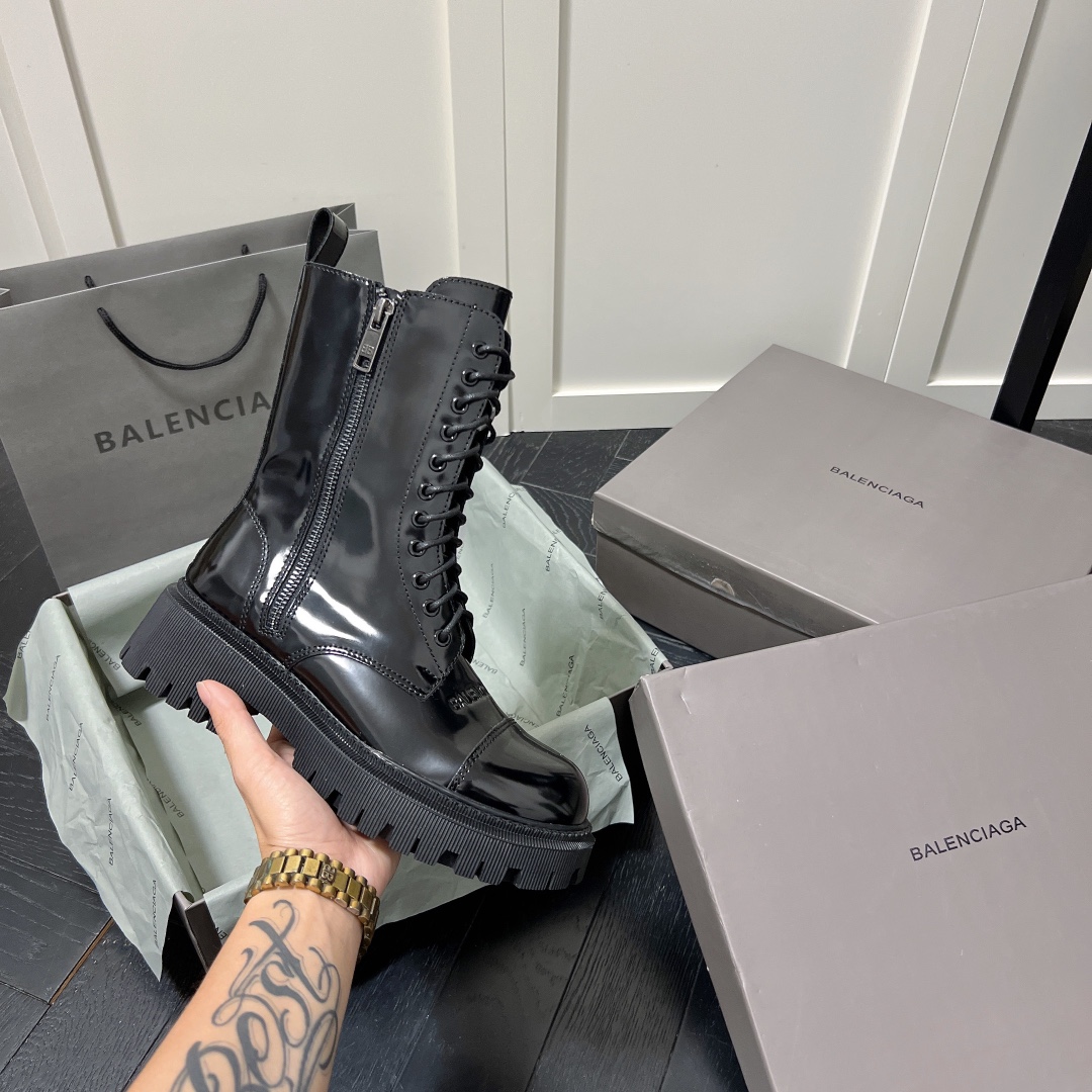 B Thick-soled lace-up martin boots.