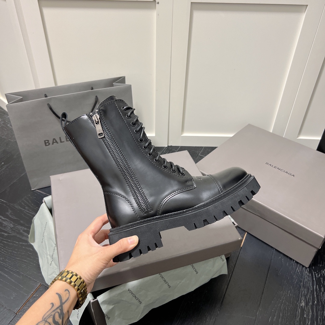 B Thick-soled lace-up martin boots.