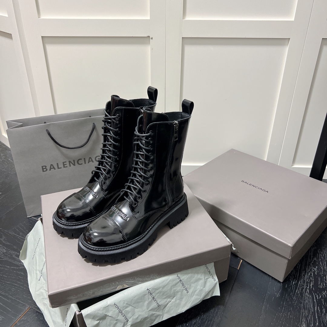 B Thick-soled lace-up martin boots.