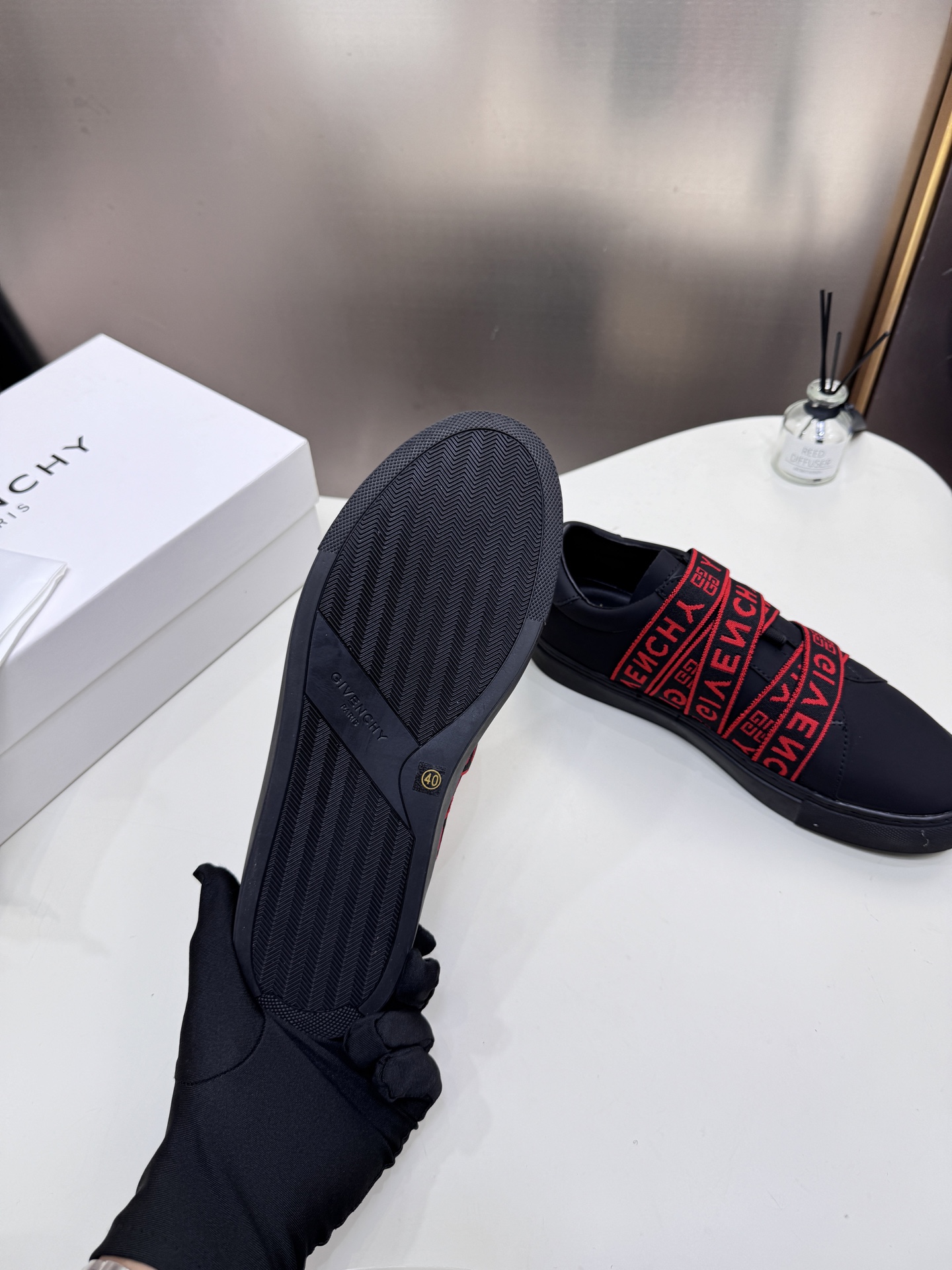 G  Thick-soled strap white sneakers.